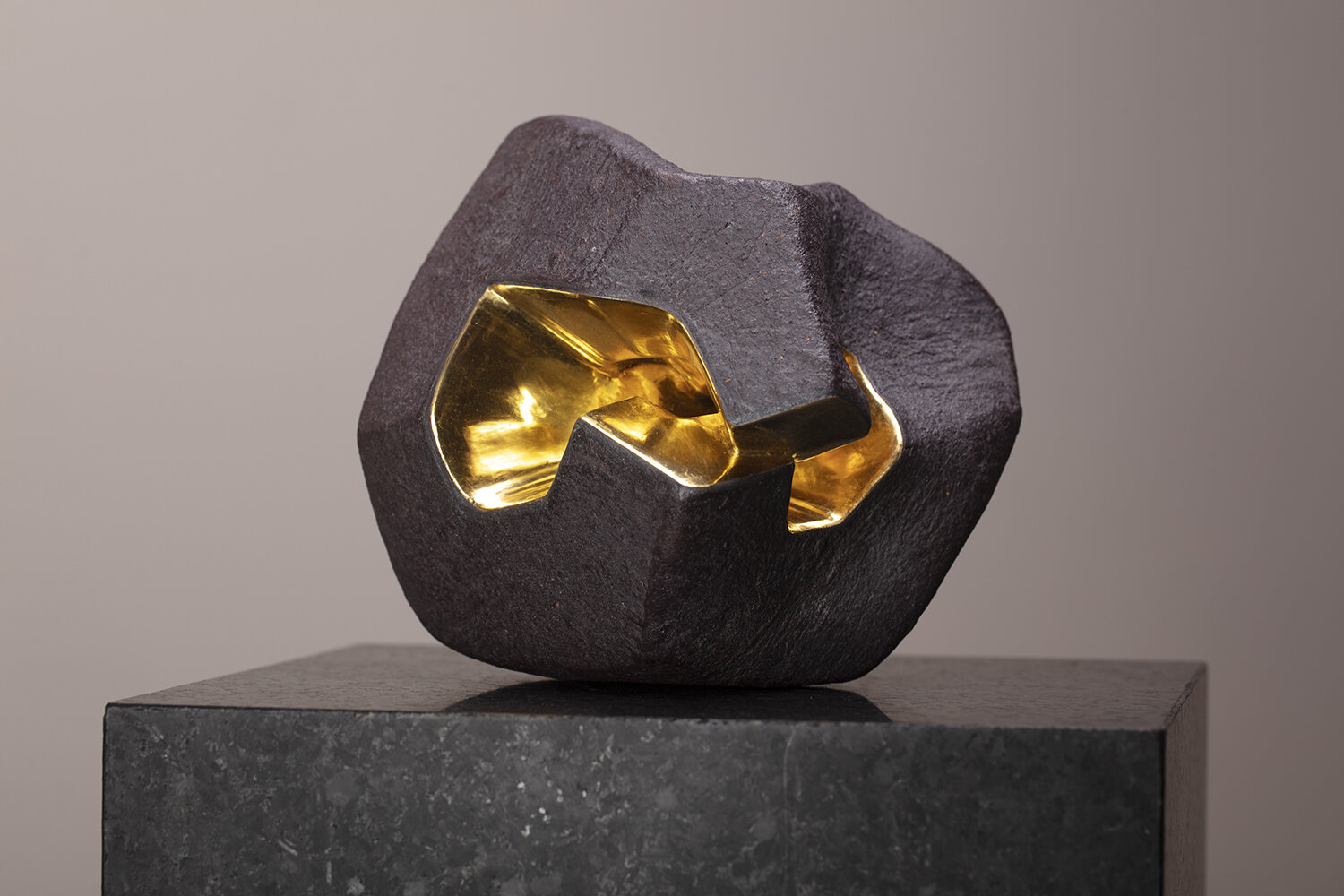 UNTITLED - CERAMIC AND GOLD sculpture 2020/1 - J. Yázpik