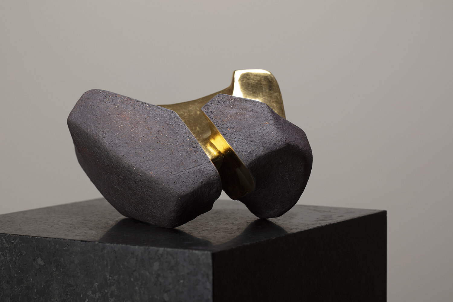 UNTITLED - CERAMIC AND GOLD sculpture 2020/2 - J. Yázpik