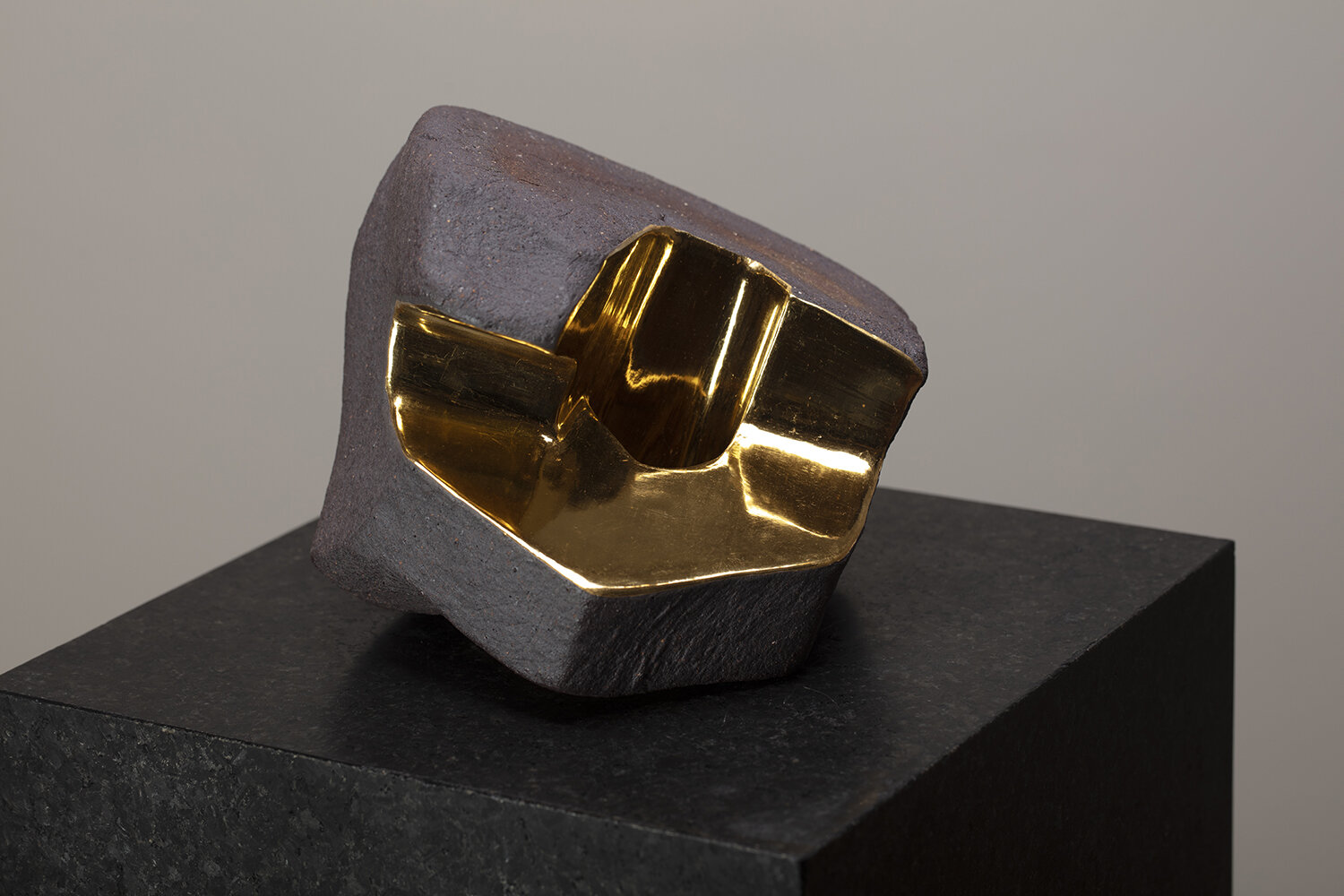 UNTITLED - CERAMIC AND GOLD sculpture 2020/3 - J. Yázpik