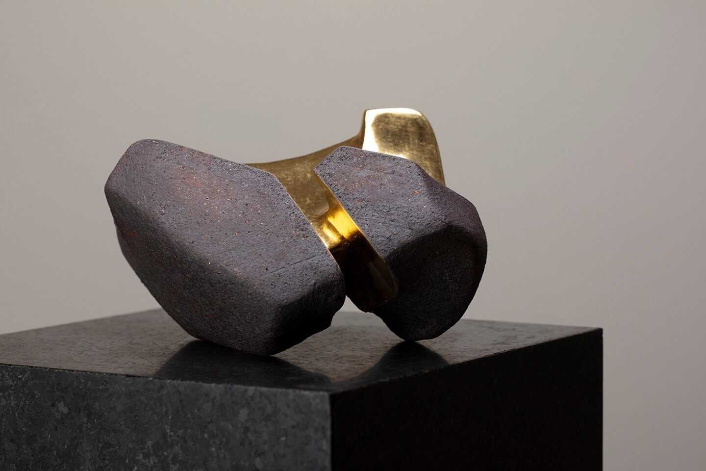 &ldquo;Untitled&rdquo;, solid clay, gold-plated, sculpture by Jorge Y&aacute;zpik, presented at Este Arte Uruguay online edition, in our display 'Volume vs Void'. Jorge Y&aacute;zpik&rsquo;s sculptures notably play with volume and negative space. As 