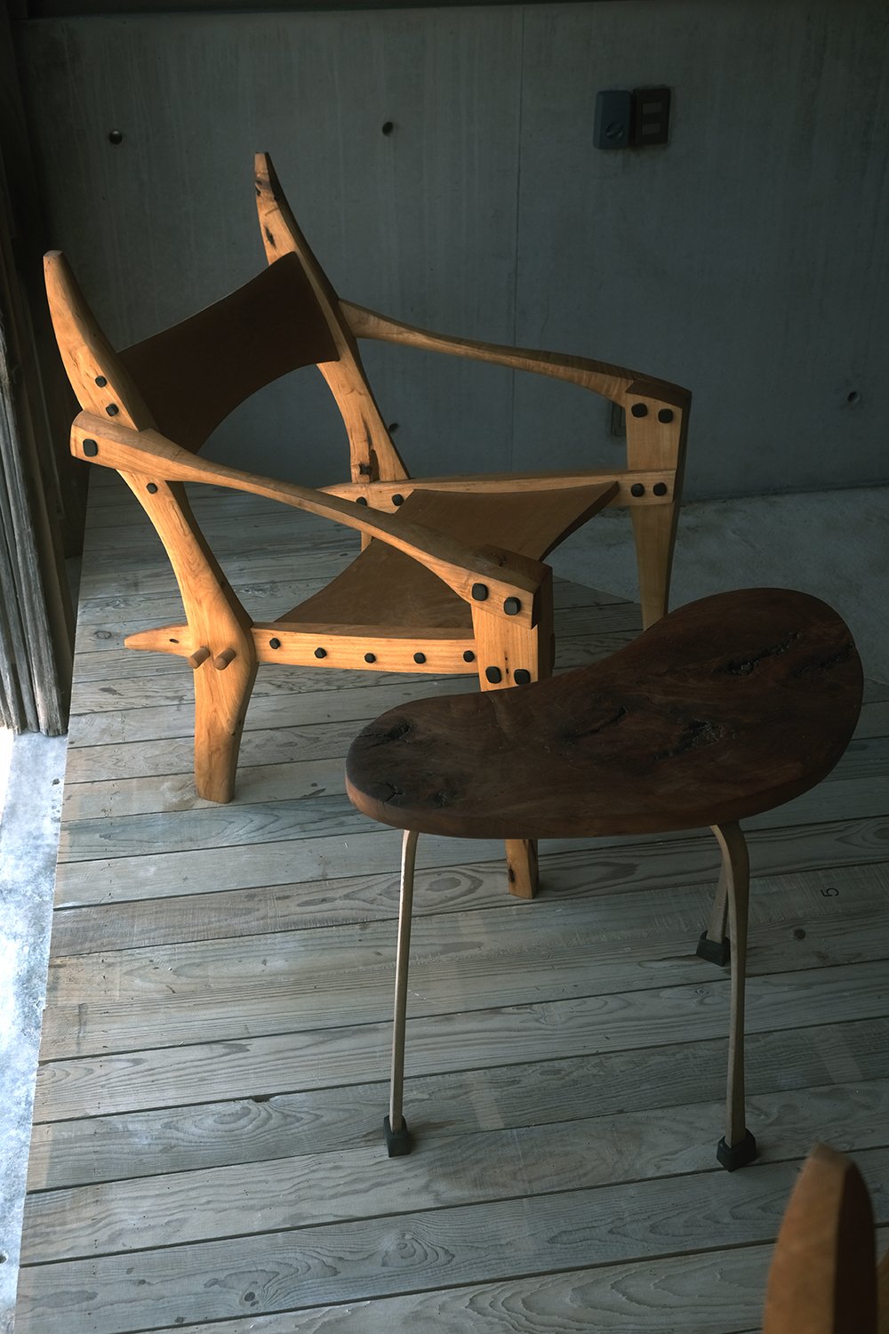 West-1-2-armchairs-julio-martinez-barnetche-MDF-2022-Marion-Friedmann-Gallery-04.jpg