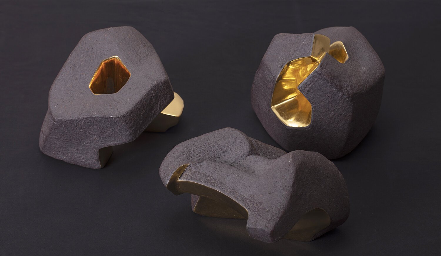 jorge-yazpik-untitled-3-sculptures-all-solid-clay-goldleaf-2020-marion-friedmann-gallery.jpg
