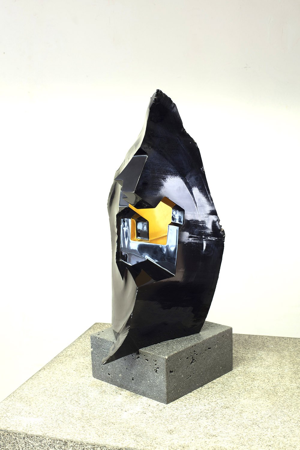 Autum/Winter 2022 - Obsidian &amp; Gold sculpture