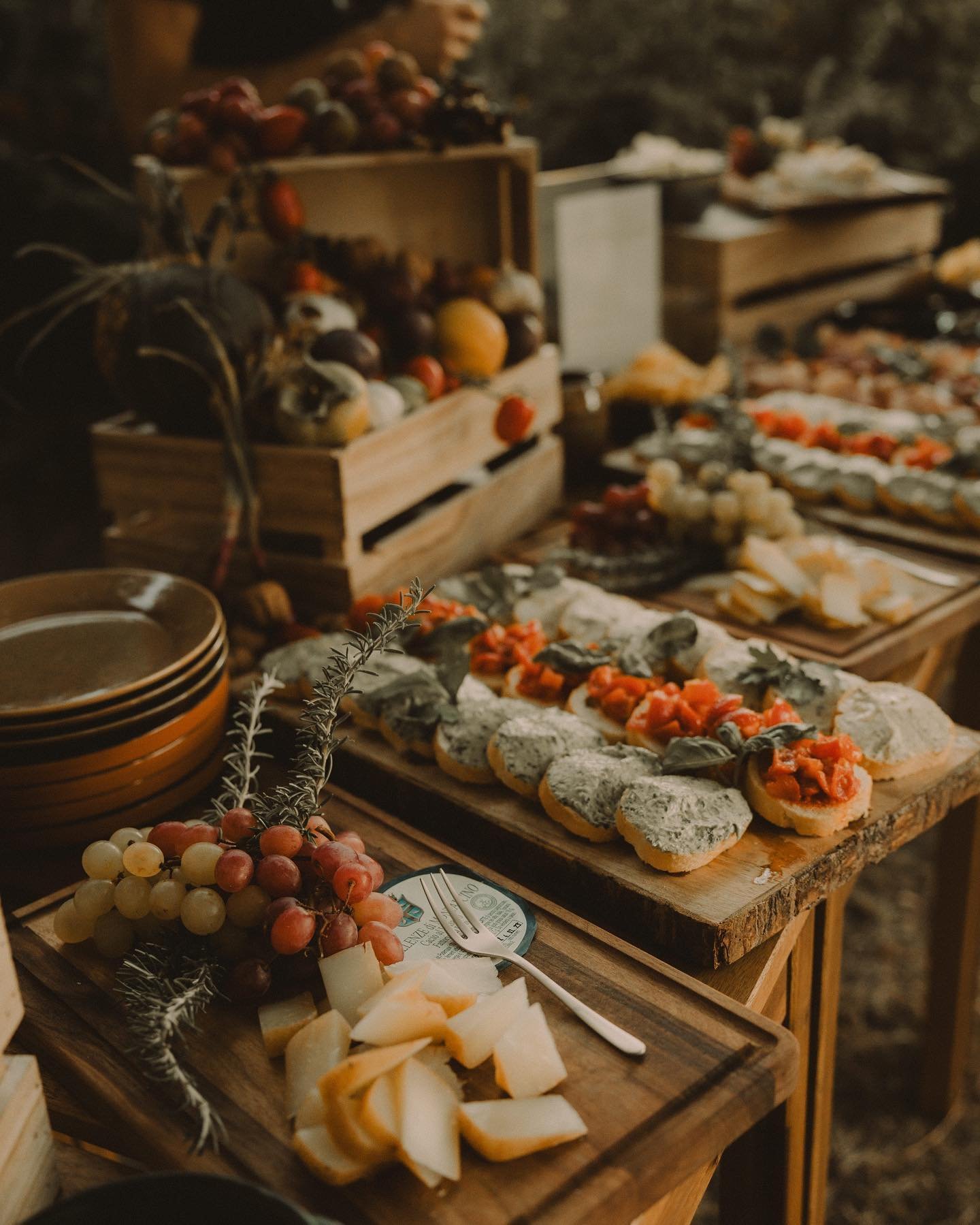 Celestiale Tours, Tuscany ~ Fall.2023

The outstanding culinary offerings of Celestiale require scant embellishment, but it was none the less a delight to doll up the welcome dinner aperitivo table with seasonal floral, fruit, vegetables, nuts and he