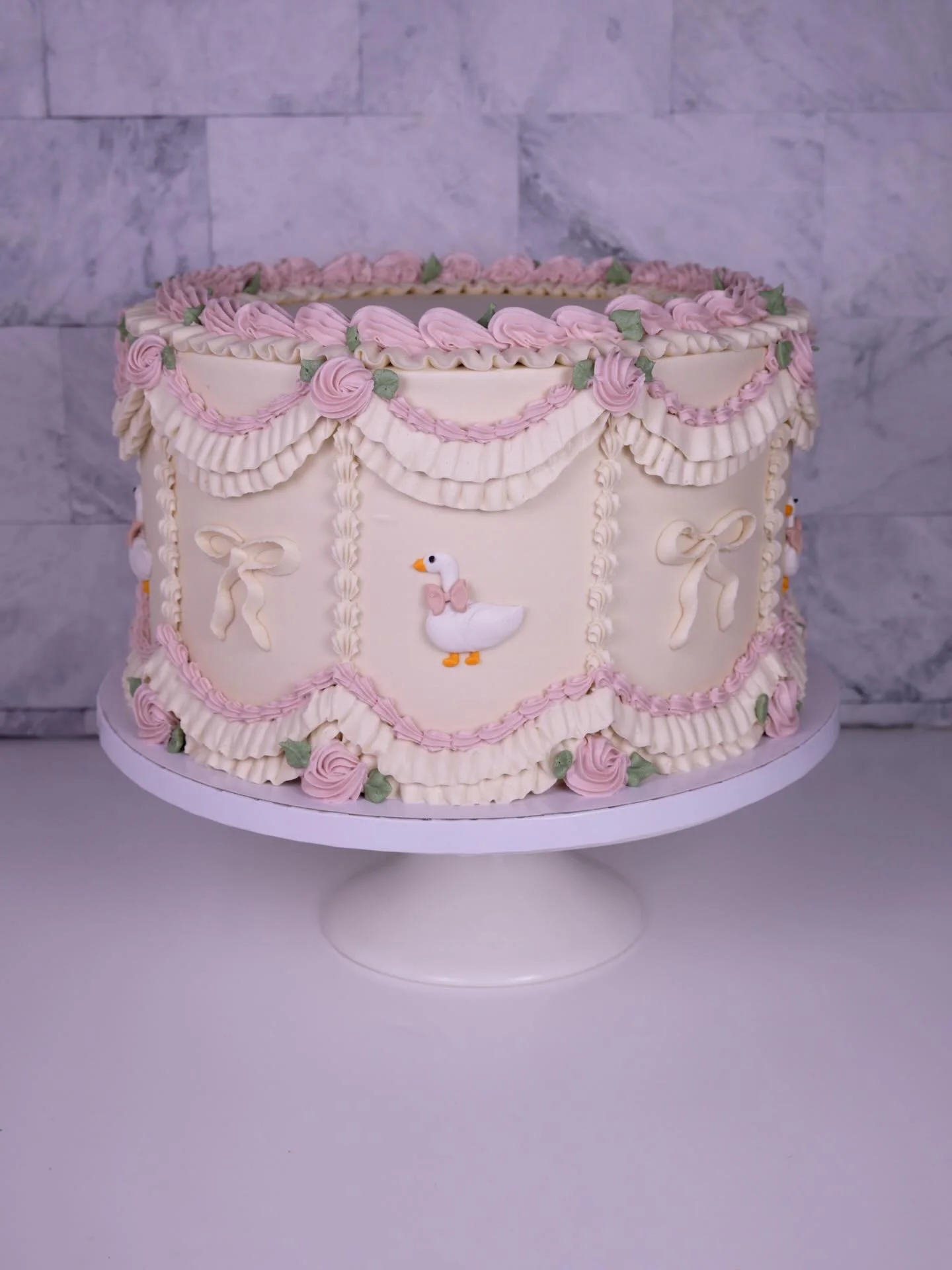 One silly (and classy) goose 🪿

Cake design @cake.runner