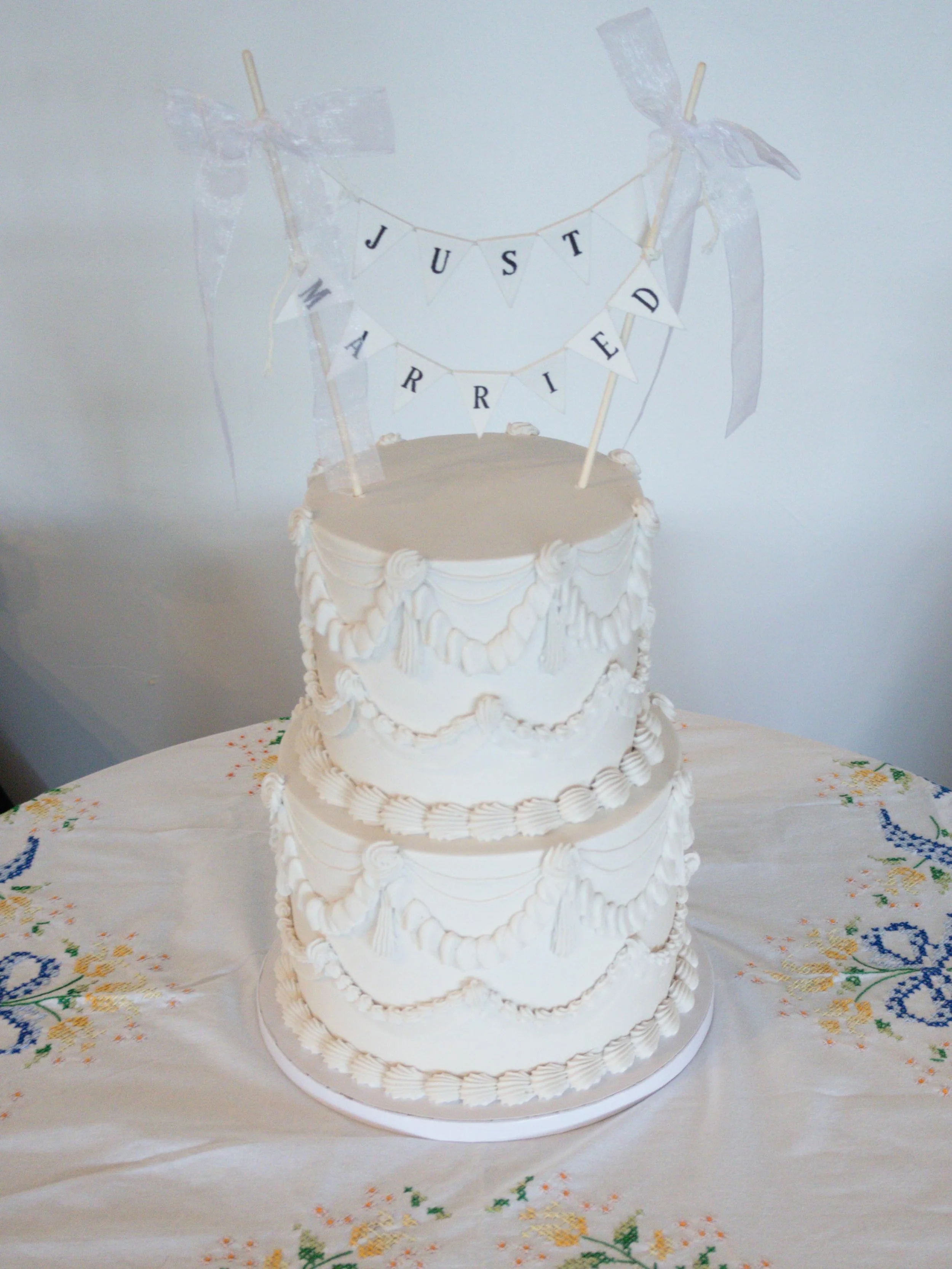 Wedding Wednesday - May Edition

Grateful to the EIGHT couples that trusted me with their wedding cakes last month. They sure were some stunners 🫶🥰

#weddingcake #nebraskabride #vintageweddingcake #wedding #homebakery