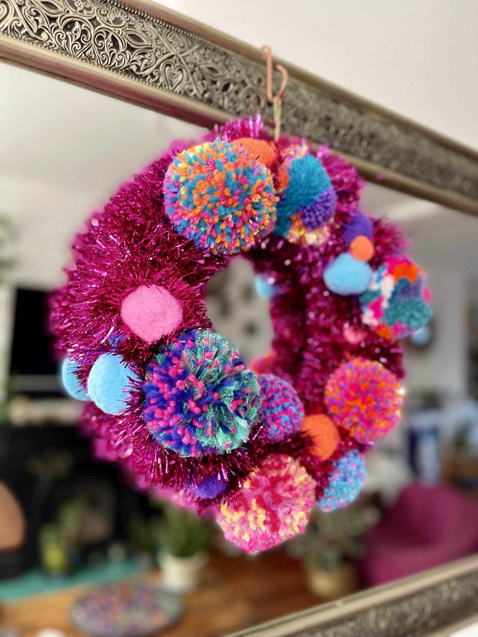 TINSEL POMPOM RETRO KITSCHMAS CHRISTMAS WREATH - HOT PINK HOLO
