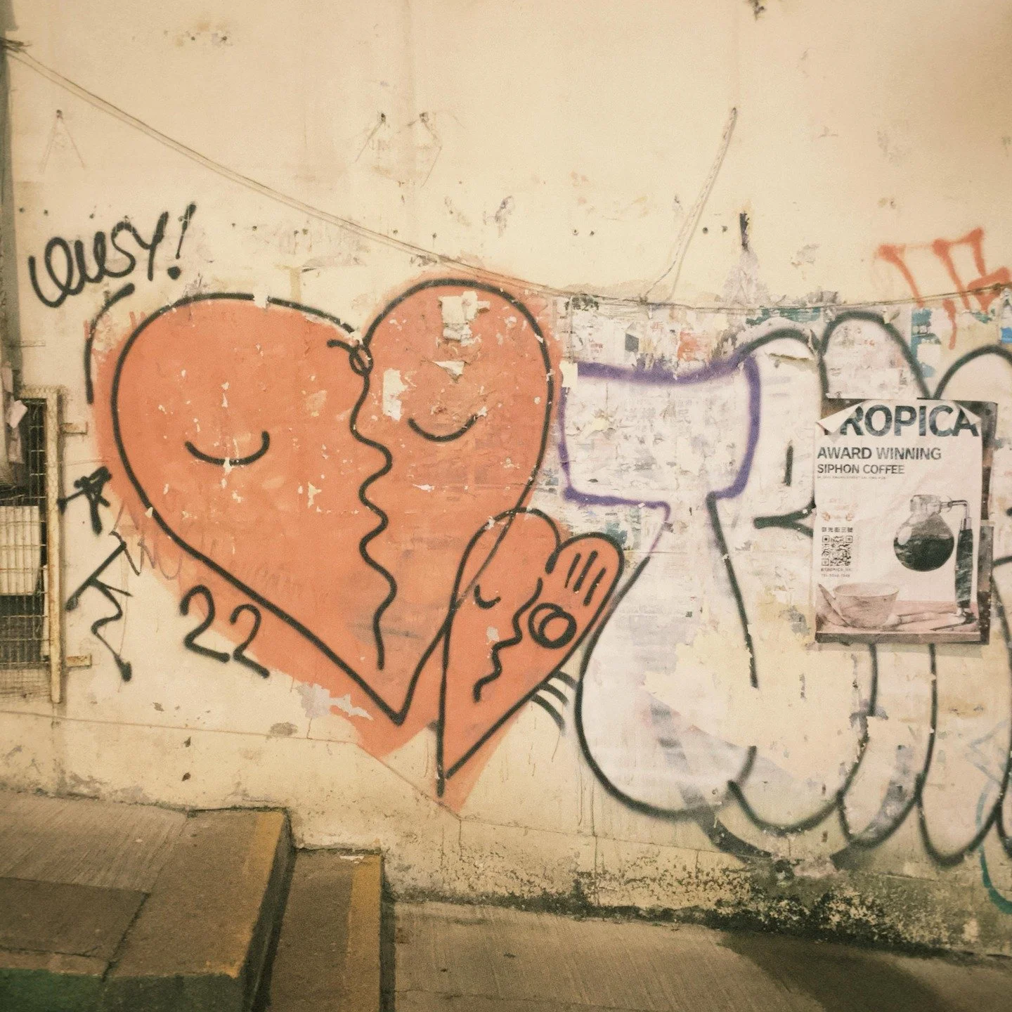 Sai ying pun | single suite 
Never get tried of the  neighbourhood. Everyone we comes back to revisit there are some new graffiti on the street. An new hipster store popped up!.
.
.
.
#communeshare #commune_share #coliving #lousy 
#eco#community #sai