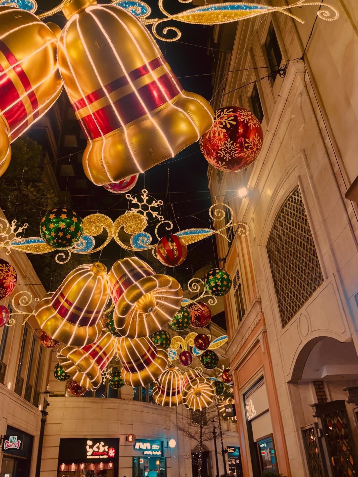 Merry Christmas 🎄 and a Happy New Year to our wonderful community!
A little reflection: when you arrive in a new city, you keep your head up, taking it all in. When it&rsquo;s time to leave, you keep your head down, grateful for the memories and the