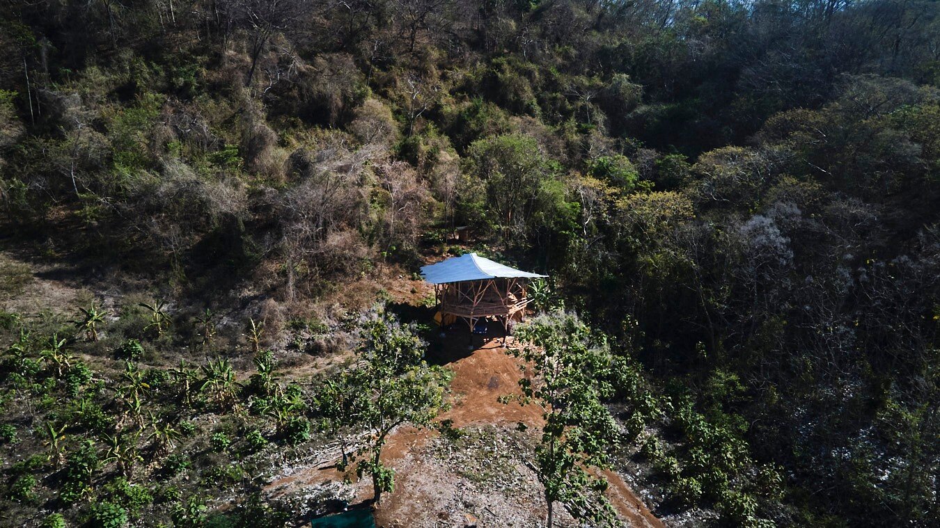 [EN]  Take a look around the Camarita Regenerative Centre!
See here Pancho, Misael, Zorro and Brian, who have built this beautiful structure in the searing heat of Costa Ricas dry season.
We're proud to be regenerating this land from a former teak pl