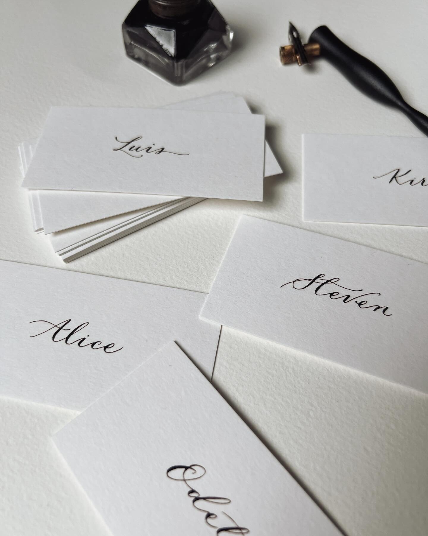 {Placecards} Understated elegance.
.
.
.
#placecards #eventstationery #tablestyling #quietluxury #eventplanning #calligraphy #weddingcalligraphy #dottheiatelier