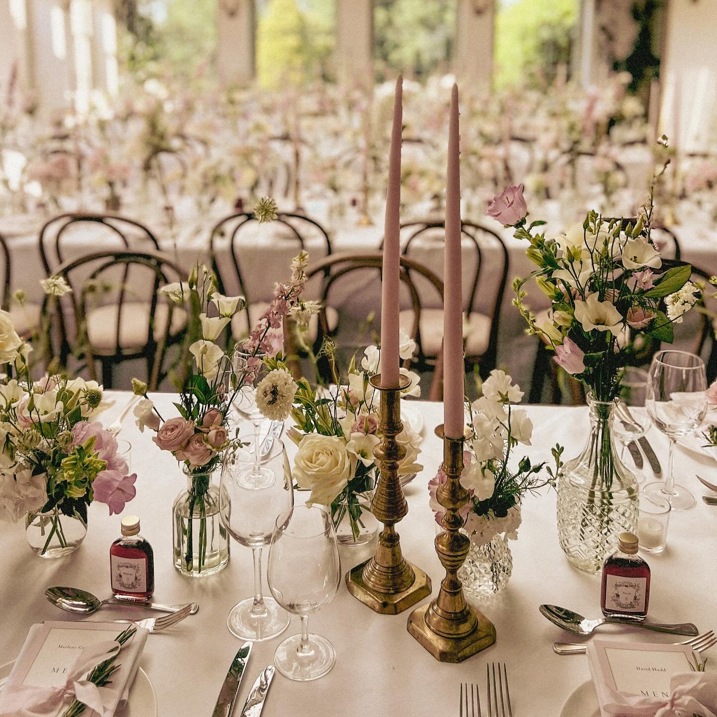 Pretty pinks from last summer.
.
.
.
@flowersbypassion 
#weddingflowers #weddingtablescape #weddingstationery #summerwedding #summerweddingflowers #weddingdetails #babingtonhousewedding #weddingfavours #dottheiatelier
