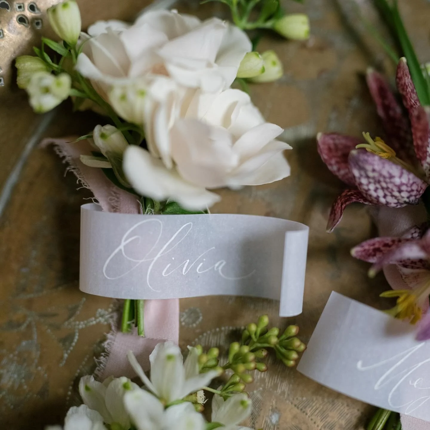 Corsage labels with handwritten names. 
.
.
.
@katrinabartlam 
@honeysuckleflowerco 
.
.
.
#calligraphynames #weddingcalligraphy #weddingcalligrapher #bathwedding #dottheiatelier