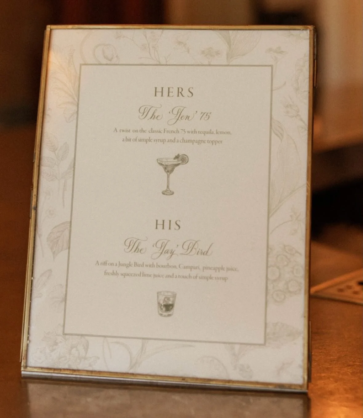 A signature drinks menu is a way to truly personalise your wedding day. This one features hand illustrated drinks and floral detailing from the invitations for a cohesive look. What would your signature drinks be? 
.
.
@thecurries.co 
@laurenalwayeve