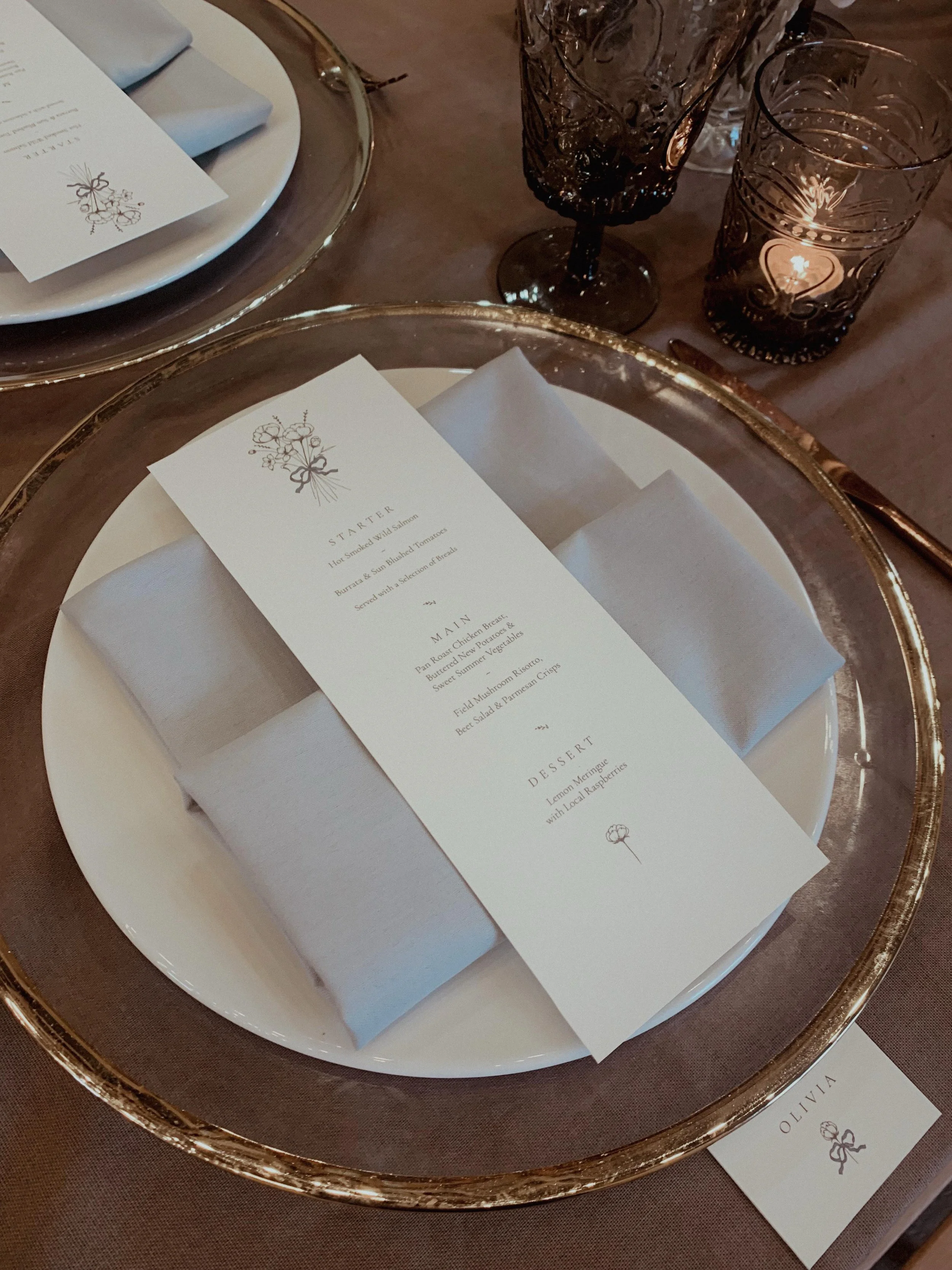 Stationery has a practical purpose but it can also have a styling role and add that extra detail.
.
.
.
#weddingmenu #weddingplacecard #weddingtablesetting #weddingstationery #dottheiatelier