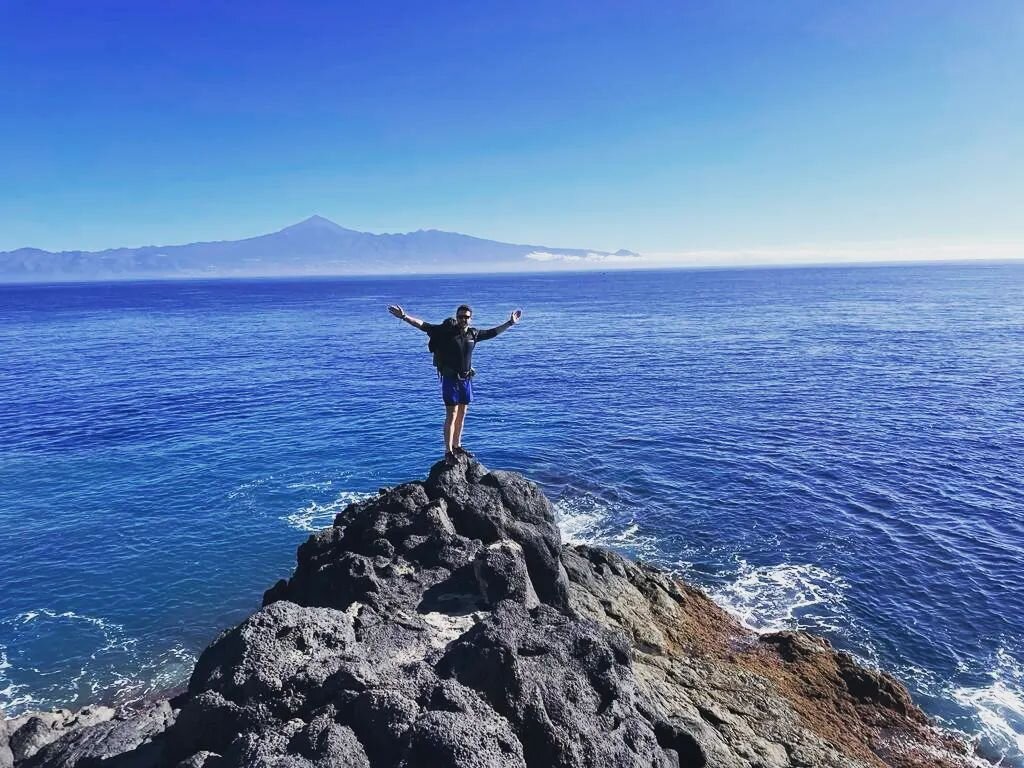 Returning to the island I rowed the Atlantic Ocean from 🌊🚣&zwj;♀️🌋 #lagomera 

Hiking with friends! @pacificdiscovery2023 who are rowing the Pacific next year with @atlanticcampaigns the energy on the island was exceptional as always! 

Hiking was