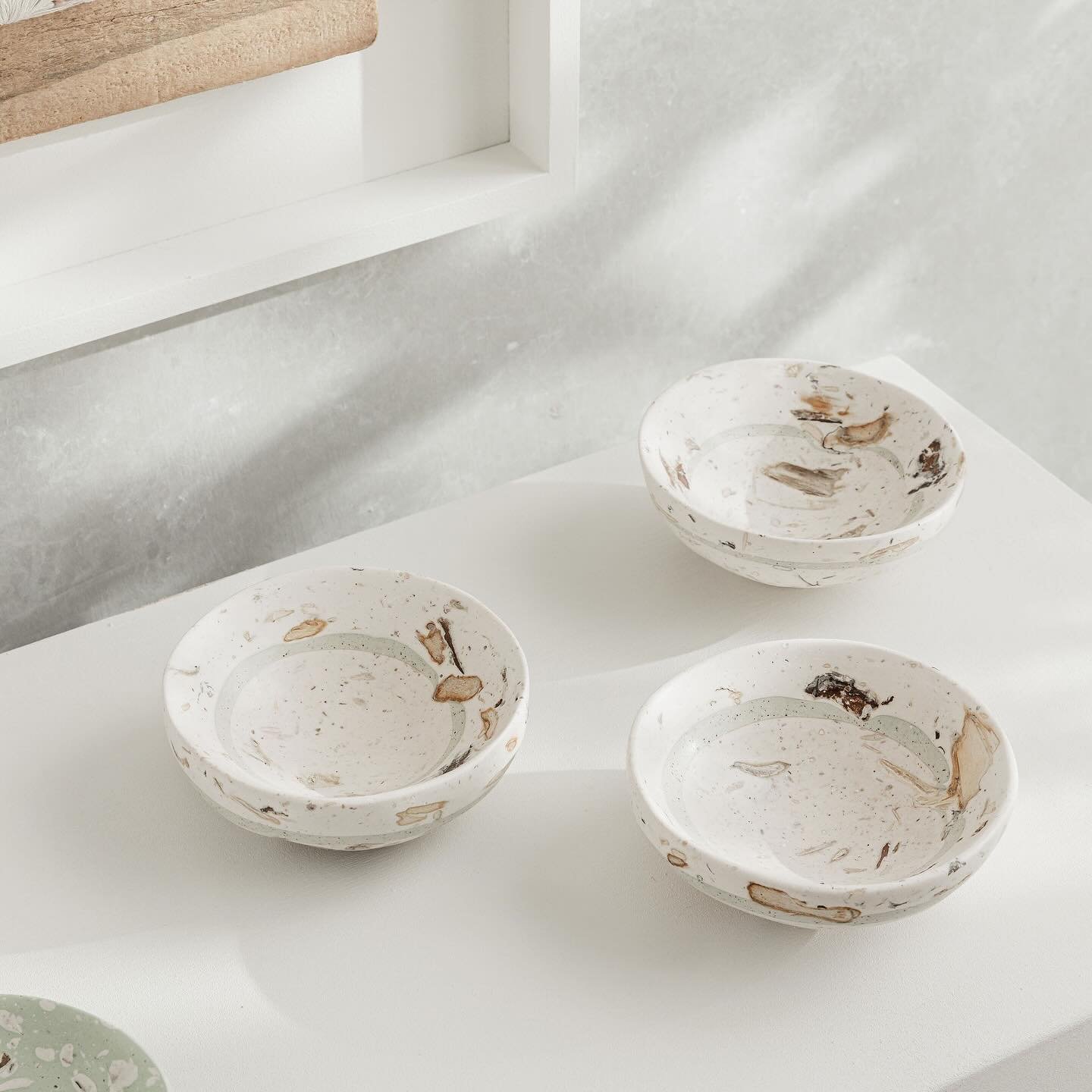 Chunky bowls I made earlier this year for one of my exhibitions- these are packed full of driftwood and pinecones 🍂😍

#pinecones #natureart #ecoresinartist #foragedandfound #badgerandbirchstudio #inthestudiotoday #autumnvibes