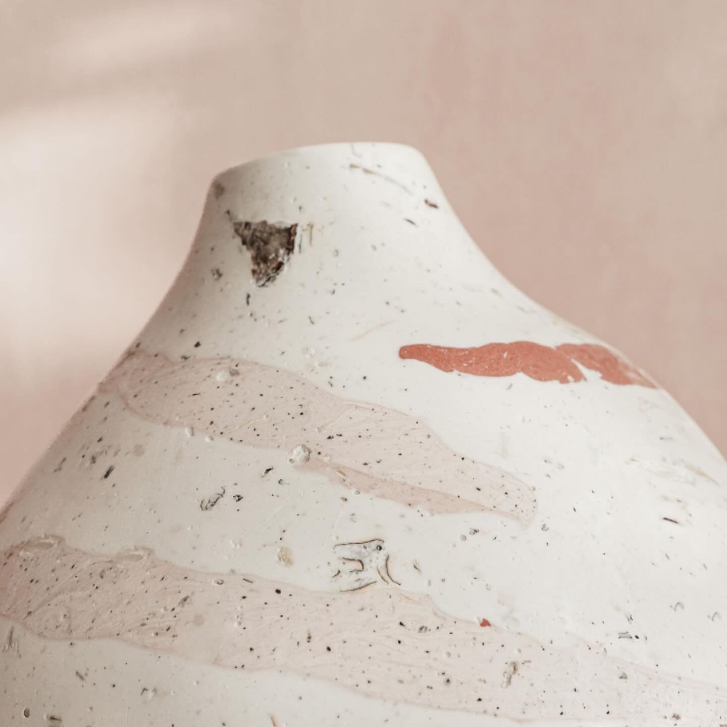 Coffee pink details in this vessel- I mix in recycled coffee grounds just before casting to create texture 😍 it&rsquo;s fast become my favourite medium to cast with and a great excuse to drink more coffee 😏☕️☕️

#recycledcoffeegrounds #lichen #recy