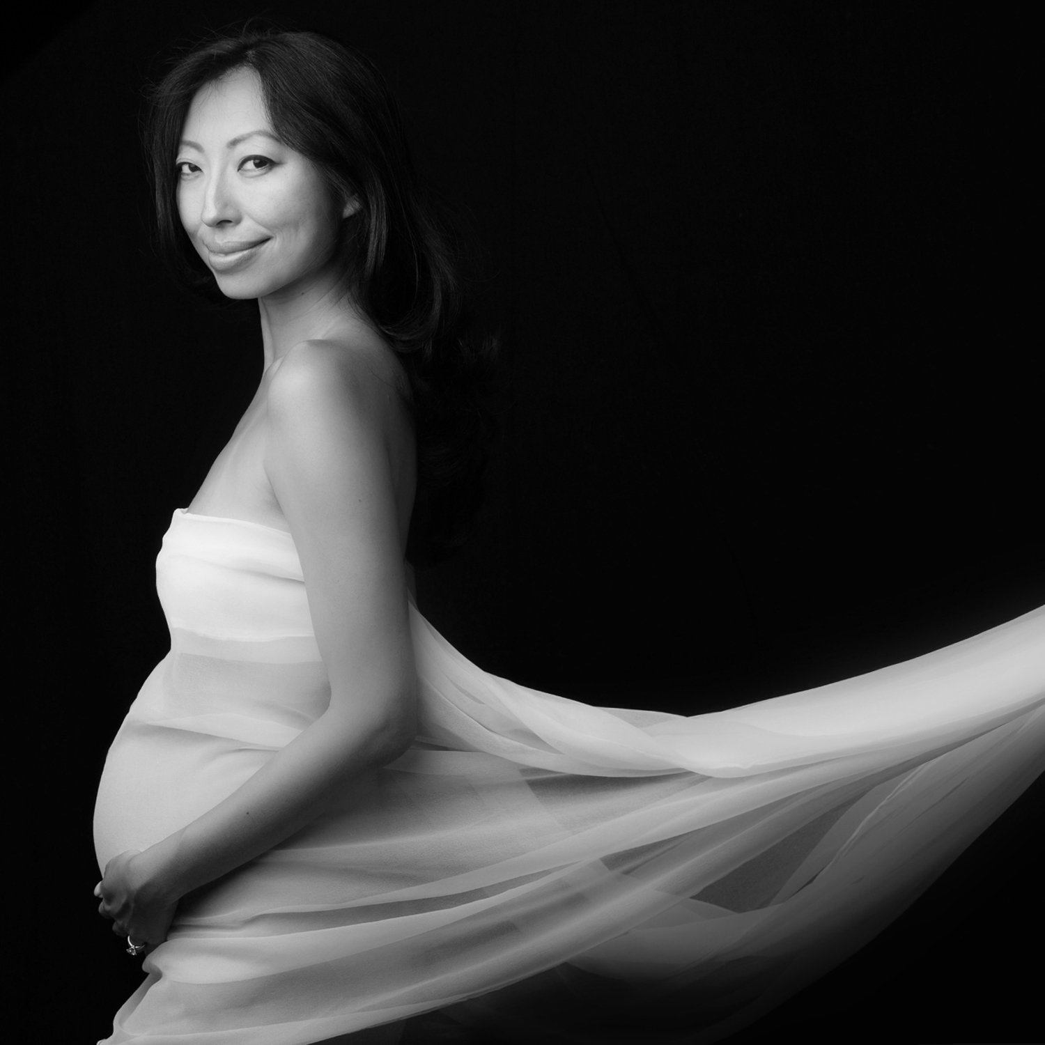 Black and white pregnancy photogarphy