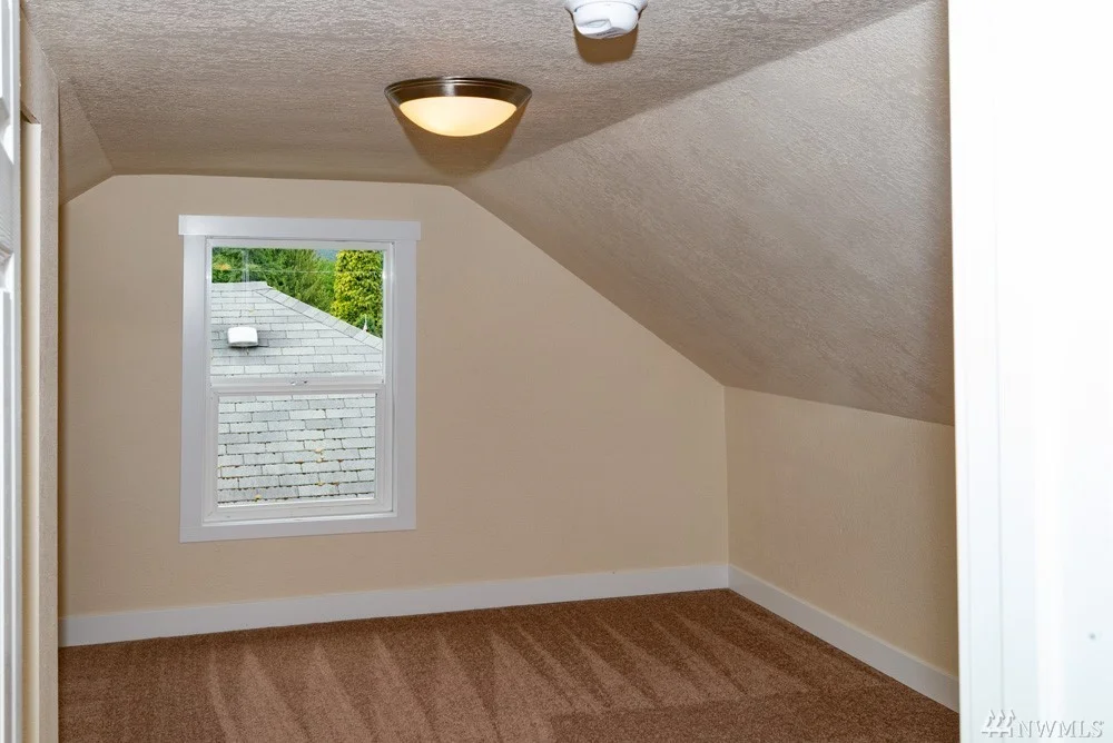 bedroom upstairs.jpg