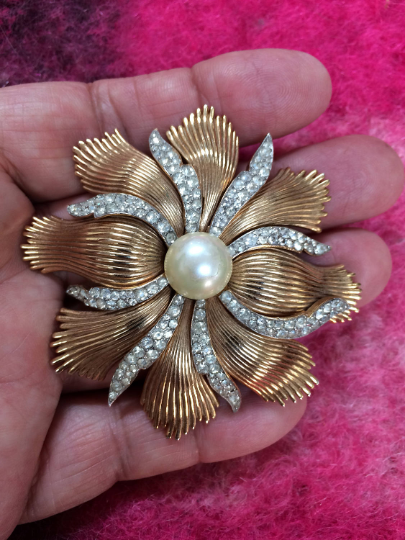 brooch 1.png