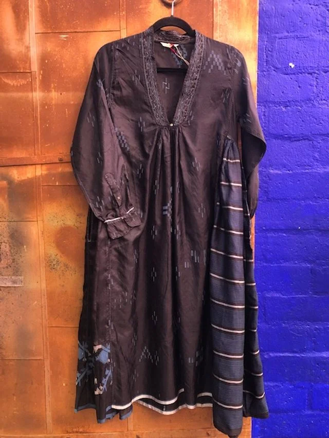 INJIRI Neel - 05 !00% Silk Black and Blue Dress Size Small