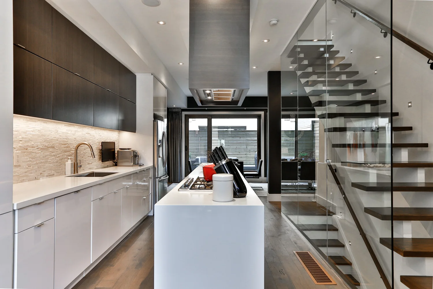 10-837BroadviewTH6-kitchen - Copy.jpg