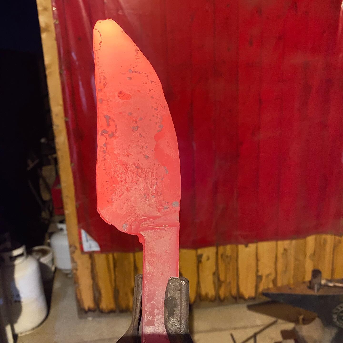 My 2nd attempt at an integral knife. Went with a kitchen chopper for this one😀 #knife #forge #kitchen #chef #santoku #handmade #create #handcrafted #americanbladesmithsociety #hammer #grind #steel