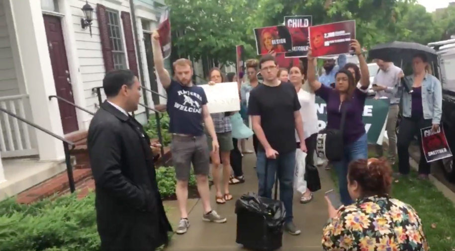 Daily Kos - Protesters blast audio of crying migrant toddlers at home of Trump's family separation chief