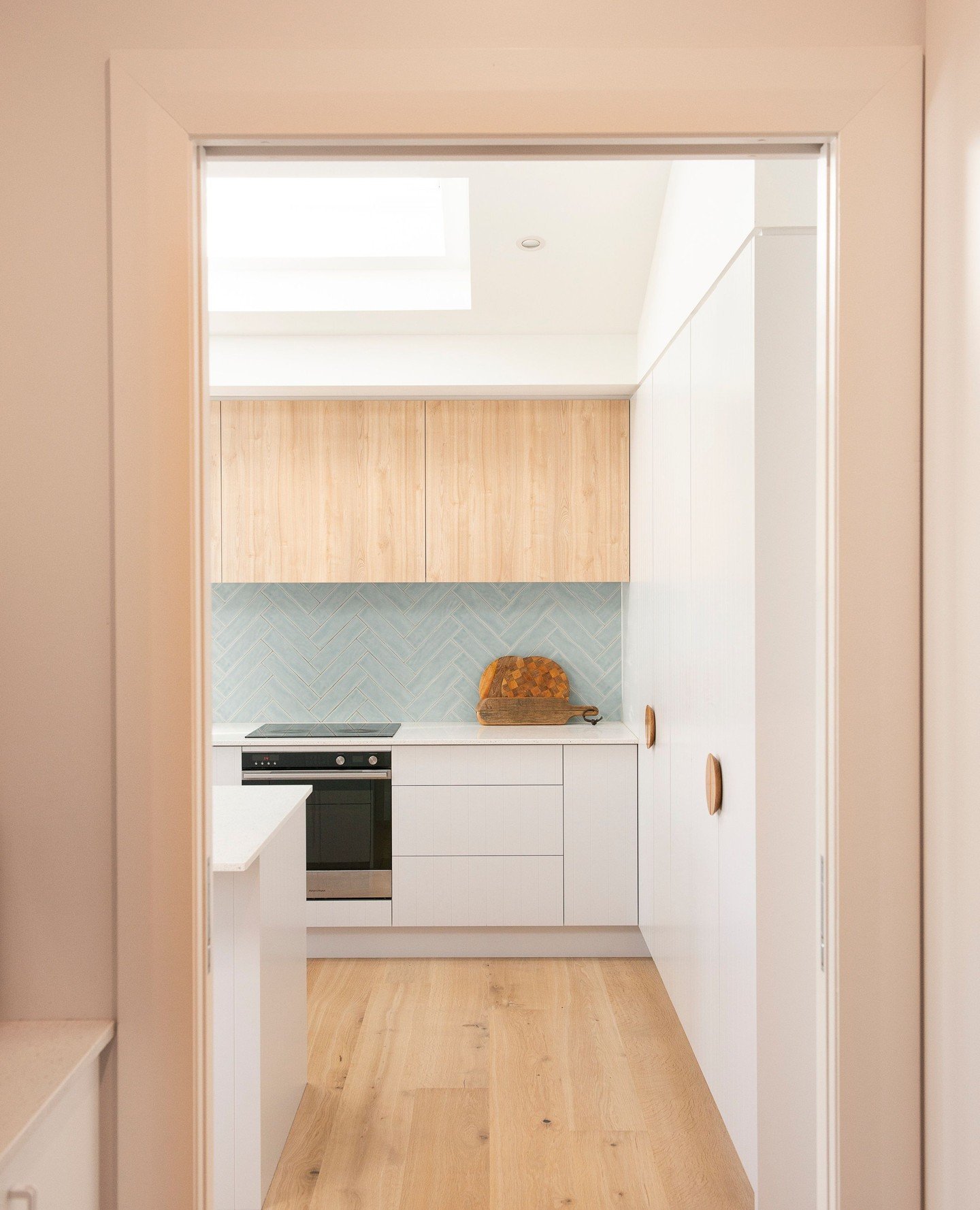 1920s Bungalow: Summer Loving, Mount Eden.⁠
⁠
Oversized window frames and new skylights changed everything in making this home feel warm, larger, and impossible to leave. A soft grey kitchen and white joinery reflect the natural light throughout. Blu