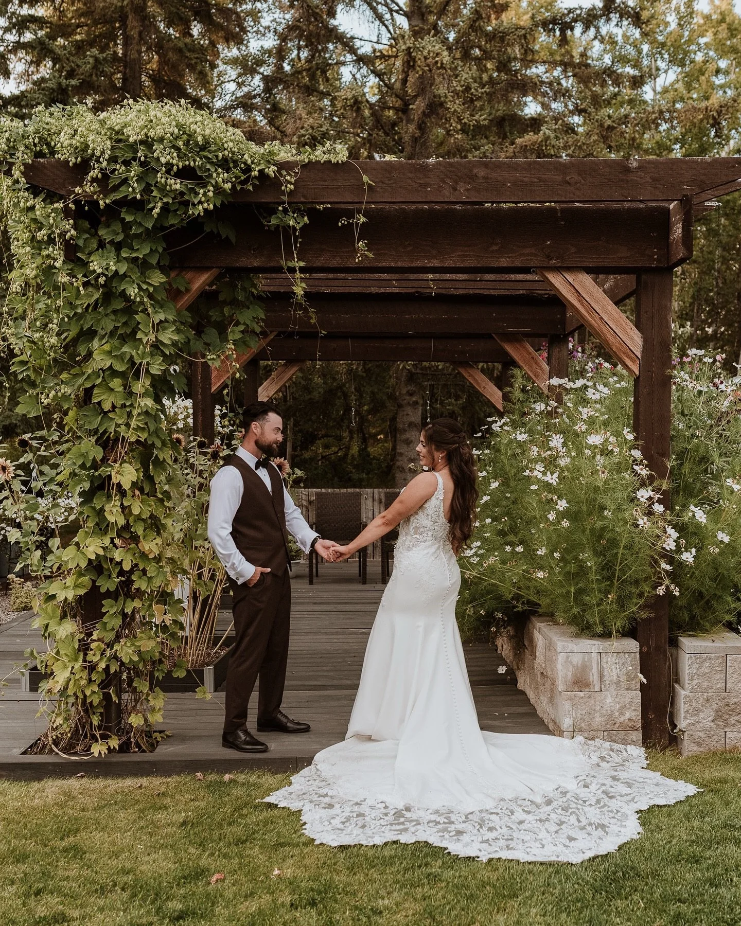 Aly + Cole = officially married! Their smiles lit up the day, and the sunset showed off just for them. These two share such a beautiful energized love. It&rsquo;s so much fun to be around them. 
Venue @whitewoodbarn 
Dress @bridaldebut 
Suit @reignsu