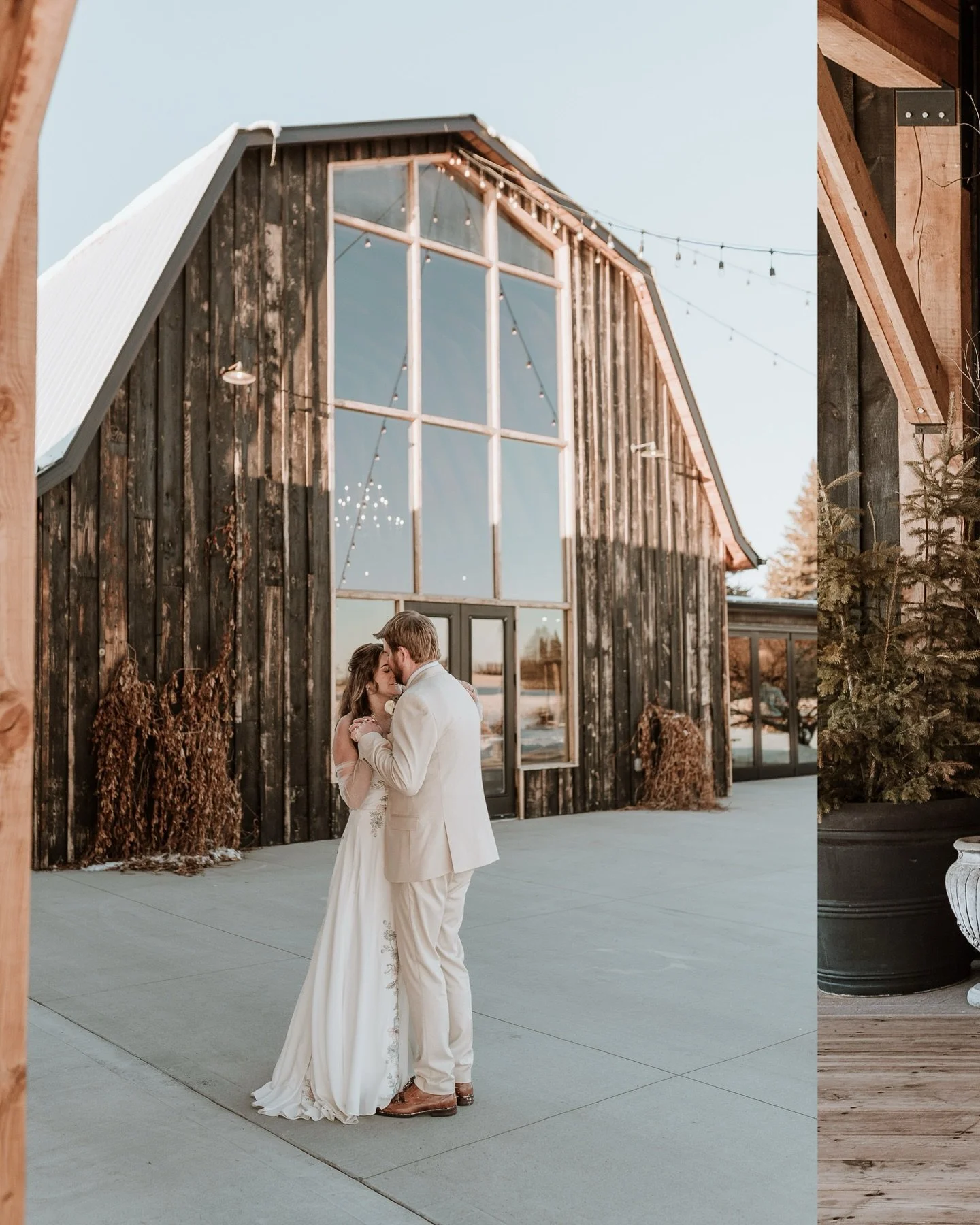 A little chill in the air, a whole lot of love 🤍
Such a stunning wedding winter day at Black Barn 
Venue @blackbarnvenue 
Hair @estilobeautystudios 
MUA @estilobeautystudios 
Florals @calyxfloraldesign 
Catering @cena_catering 
Cake @wildrosecakes 
