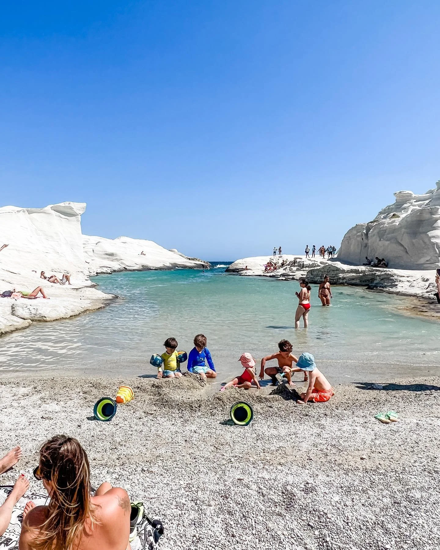 Do you have a place that irrespective if you&rsquo;ve been before, it takes your breathe away? For me one of these places is Sarakiniko in Milos.

This island is full of natural sightseeing treasures and this tops the list💙 

If you haven&rsquo;t be