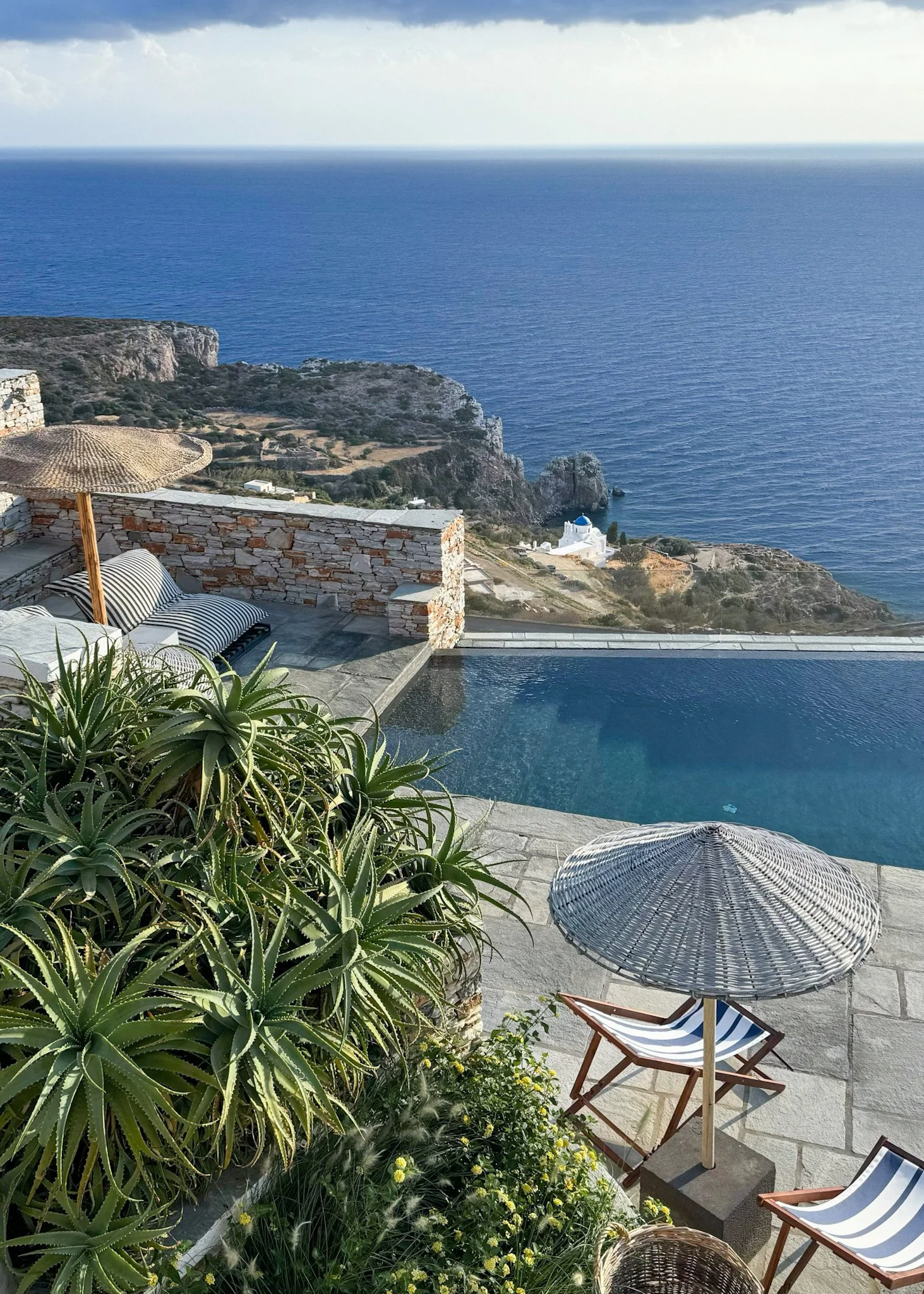 Where to Stay in Sifnos:            Verina Astra or La Mer?