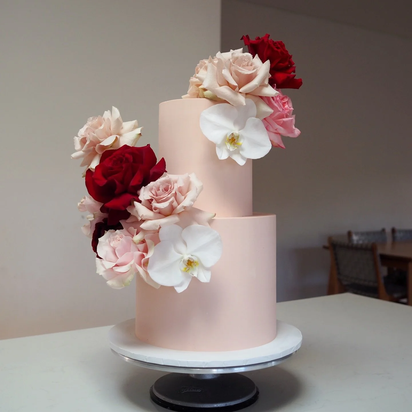 Blush pink with pops of red on a satisfyingly smooth buttercream finish. Clean lines and pretty florals make me happy 😊