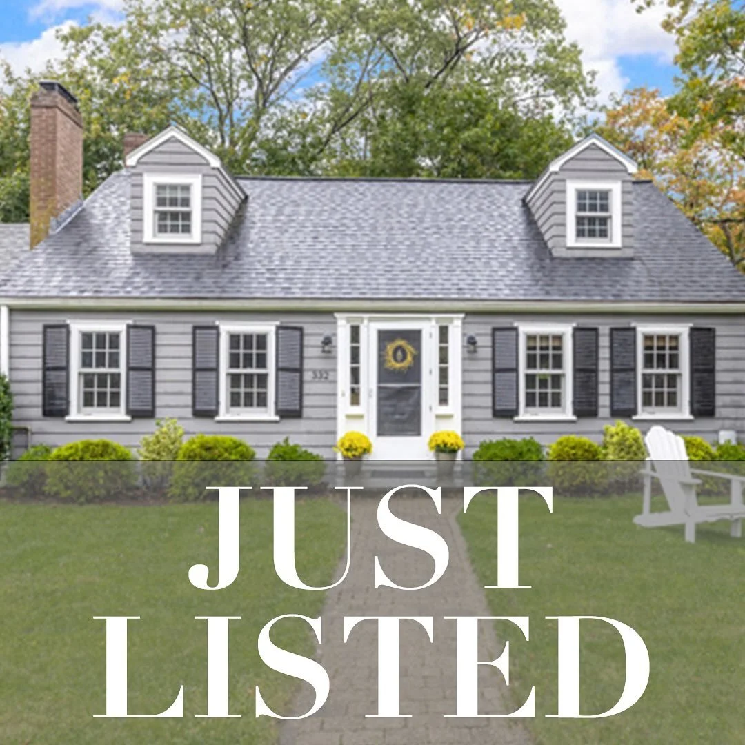 ✨JUST LISTED
 📍332 Hillcrest Road, Needham 
Bright and Spacious Expanded Cape in Mitchell School District. Formal Dining Room opening to the Kitchen makes entertaining a breeze. Pretty Living Room with Fireplace and Built-ins. Hardwood floors throu