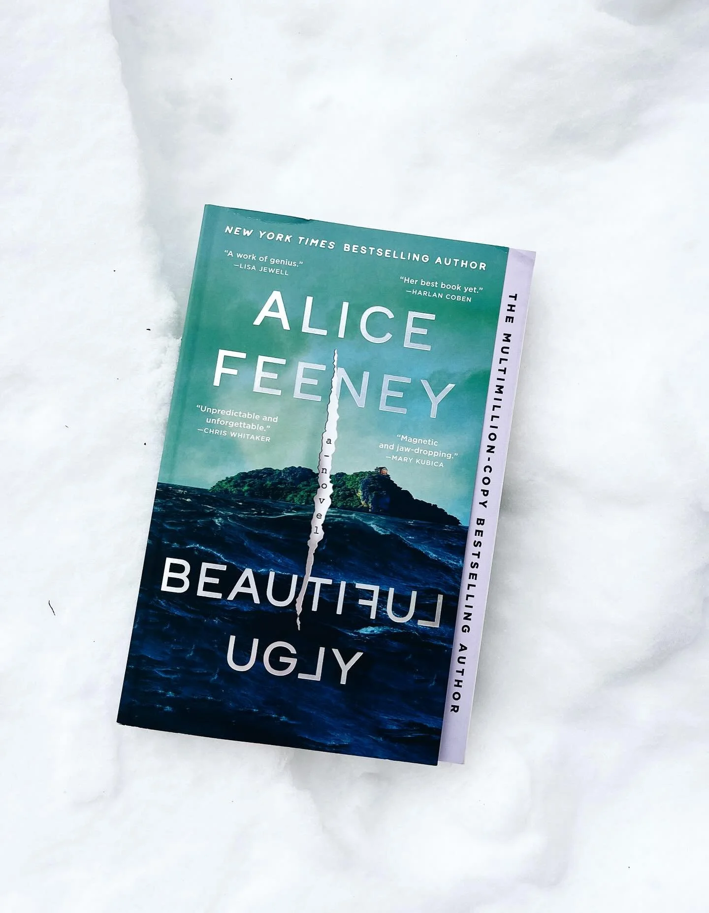 Readers, we hope you are staying warm this weekend! We can&rsquo;t think of a better book to cozy up with than Beautiful Ugly by @alicewriterland, out now in paperback❄️ It&rsquo;s a gripping and deliciously dark thriller about marriage. . . and reve