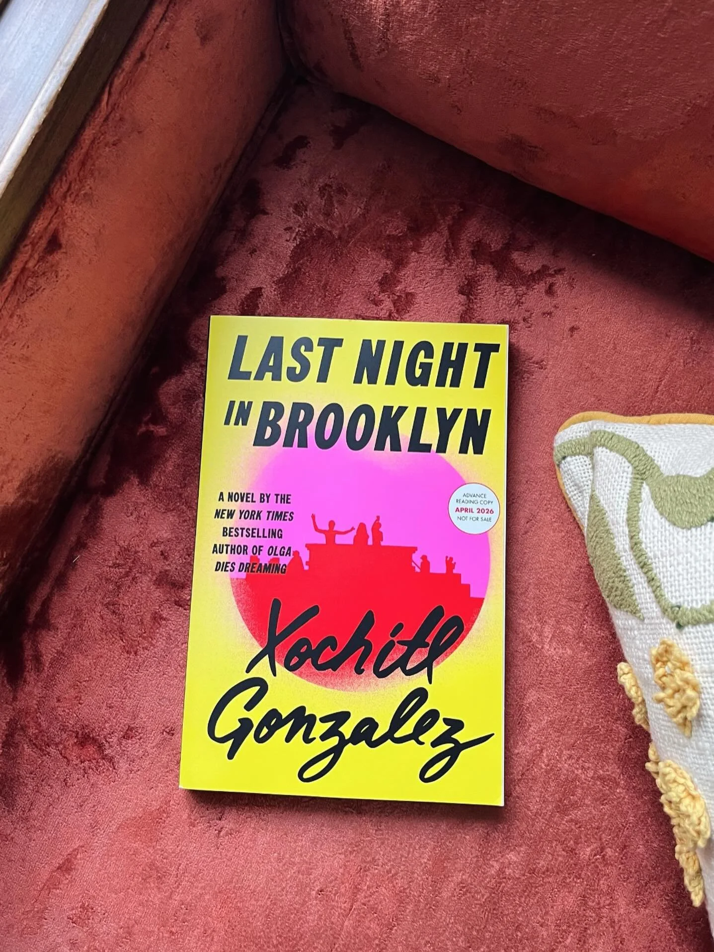 Giveaway! 🎉
ICYMI, there&rsquo;s a giveaway for LAST NIGHT IN BROOKLYN by @xochitltheg happening now on Goodreads. Don&rsquo;t miss one of the last chances to read this highly anticipated novel early before it hits shelves on 4.21. Enter at the link