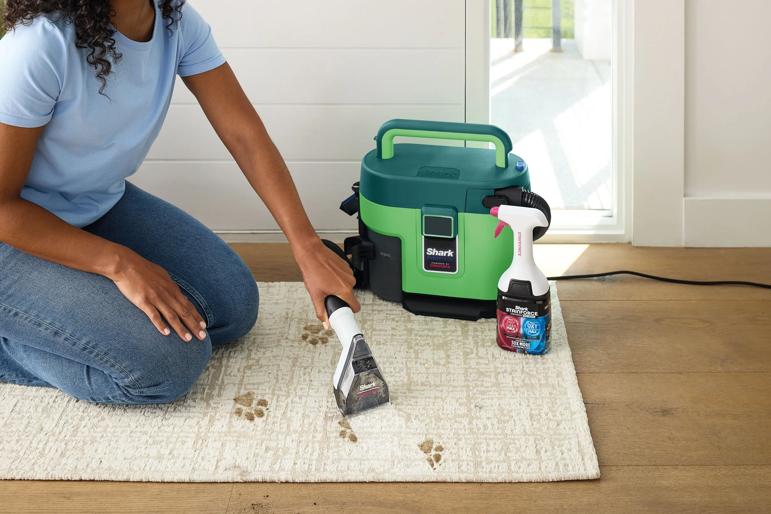 JPG-R_VX100_InUse_Cleaning_Entryway_Carpet_StainTool_3.5In_Woman.jpg
