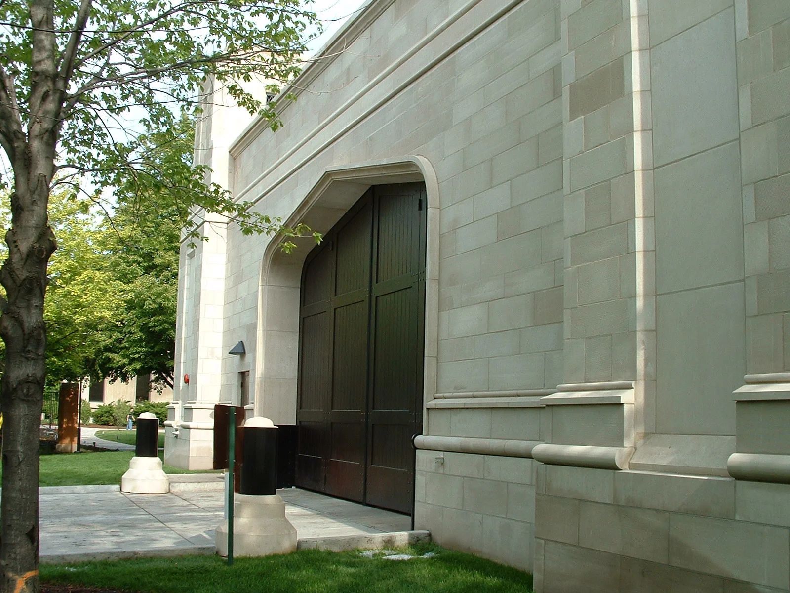  monumental oak bi-folding doors on a new service addition conceal a two bay loading area in the heart of campus 