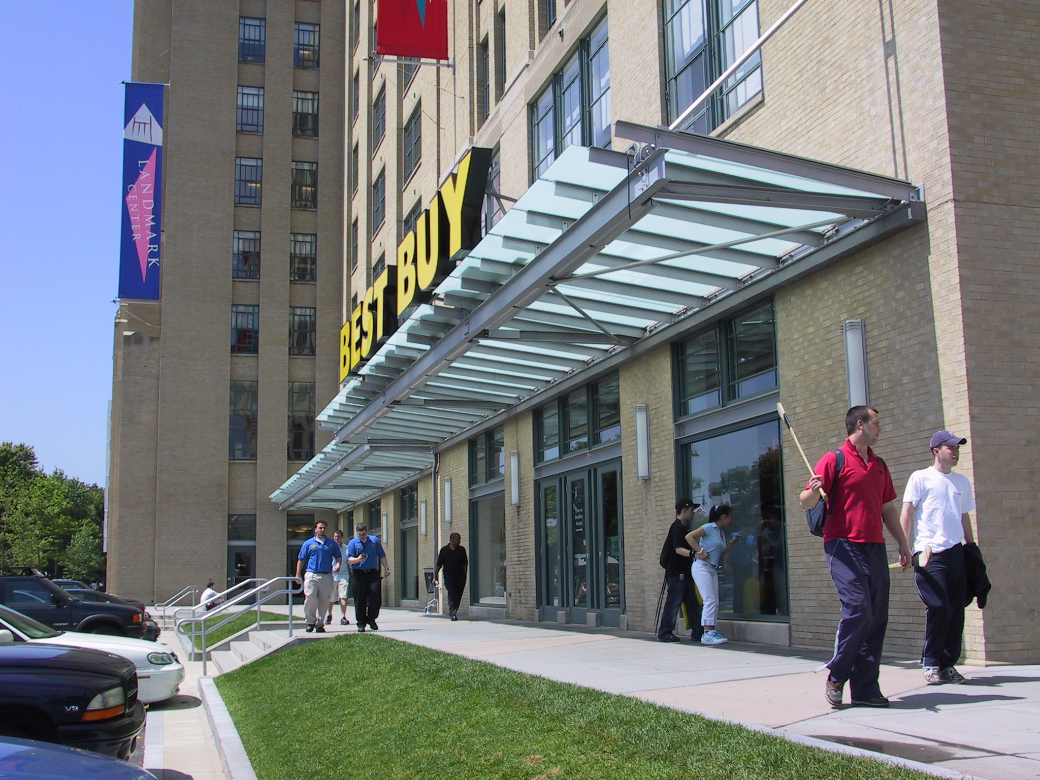  ground floor ‘big-box’ retail was a key to drawing early shoppers to the city edge 
