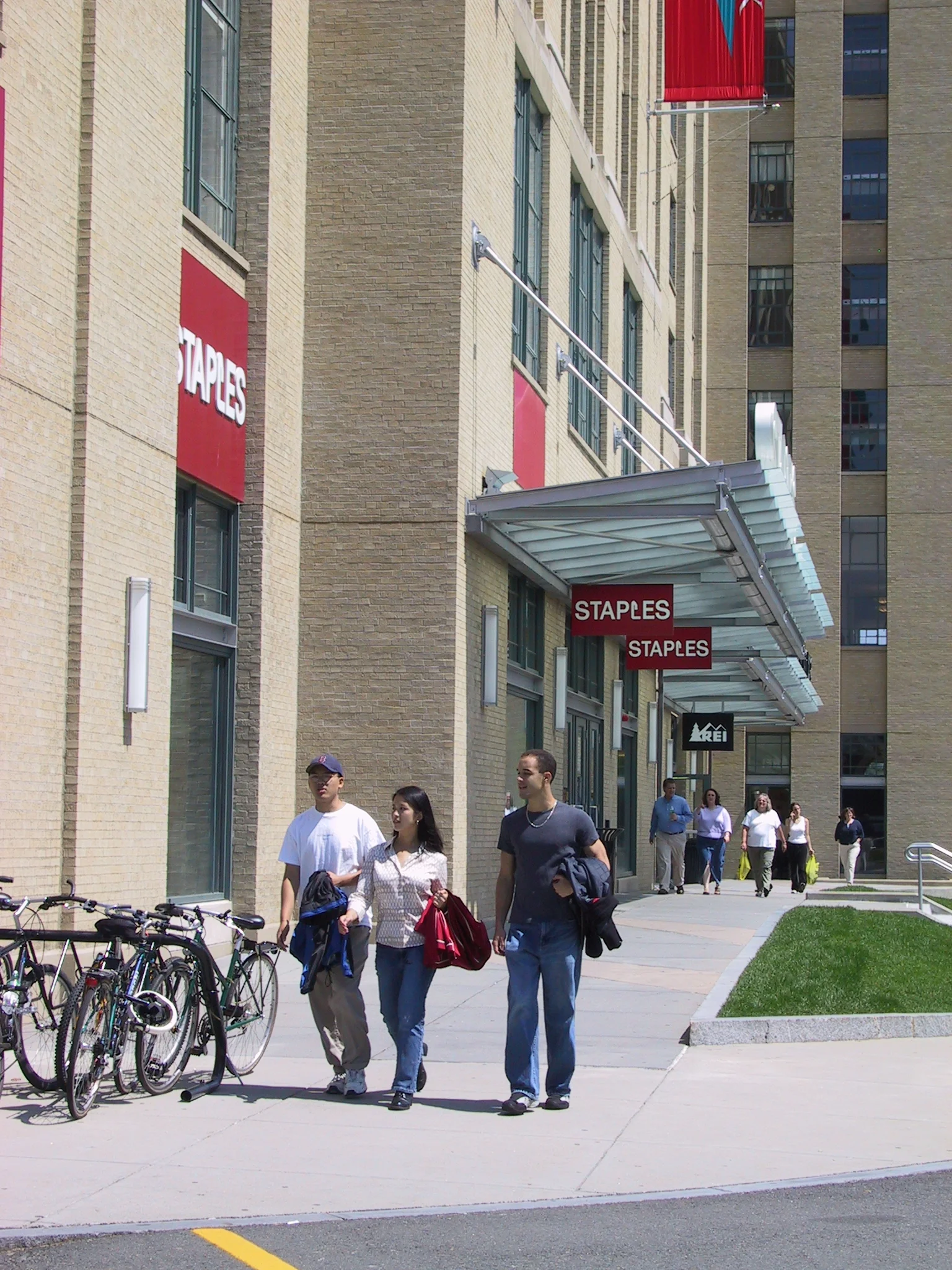  its active outdoor urban streetscape bridges the block from transit station to the heart of the neighborhood 