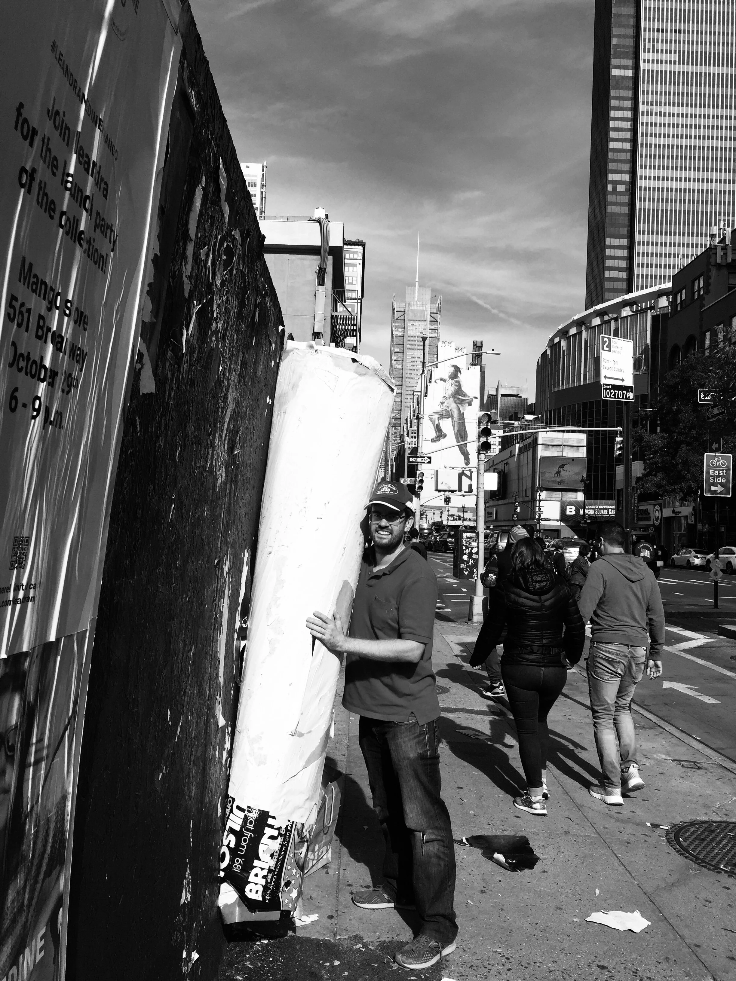  Frederik Langhendries rips off old posters in Manhattan. 