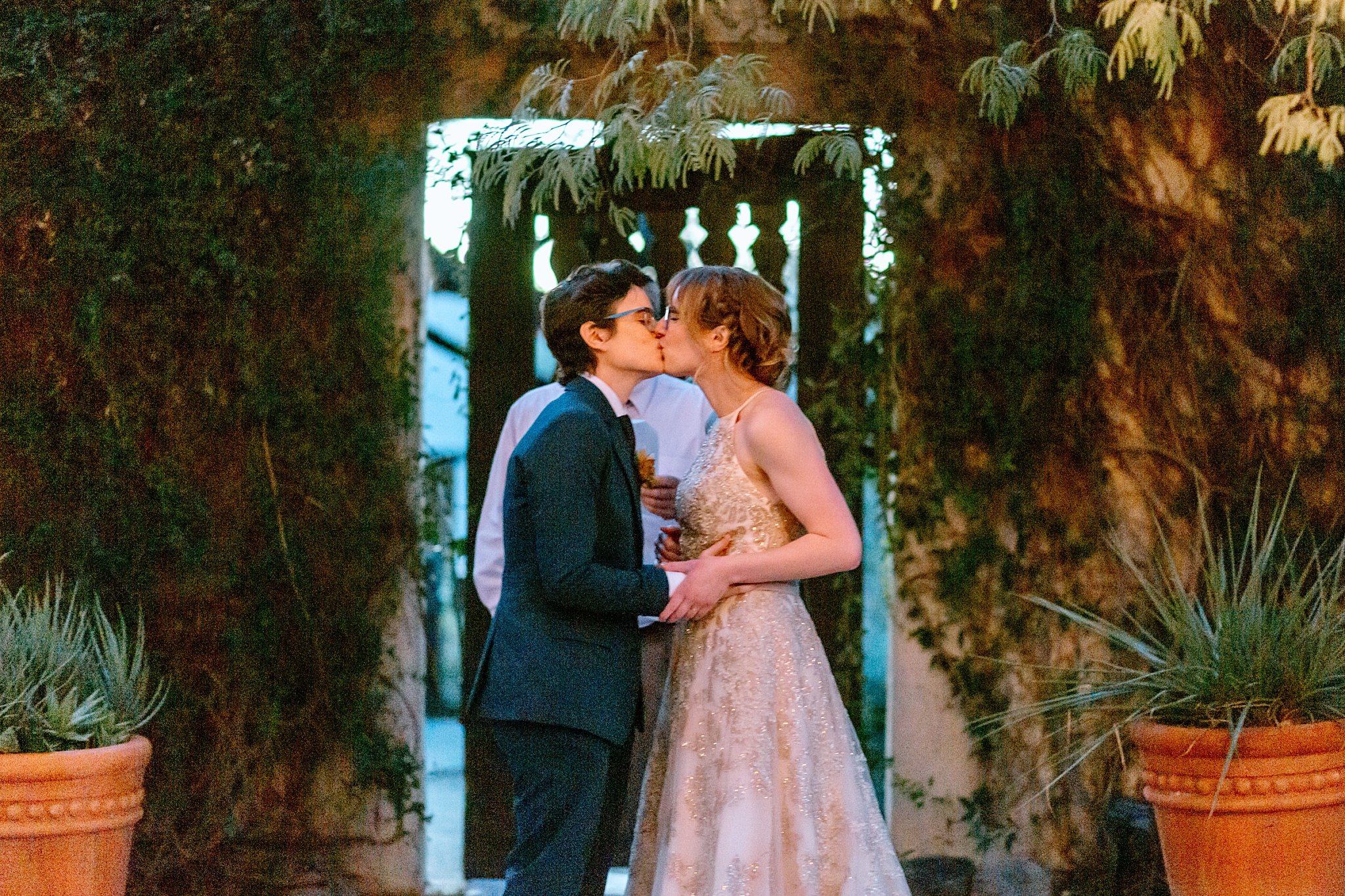  newlyweds kiss at altar by Arizona wedding photographer 