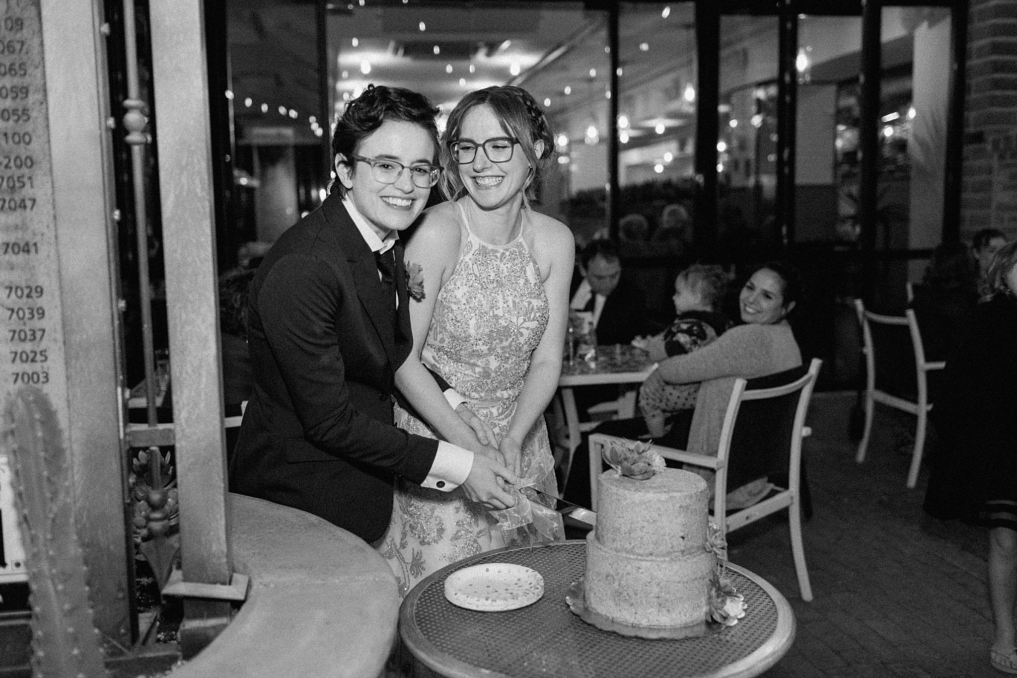  couple cut wedding cake at Tucson botanical gardens ceremony 