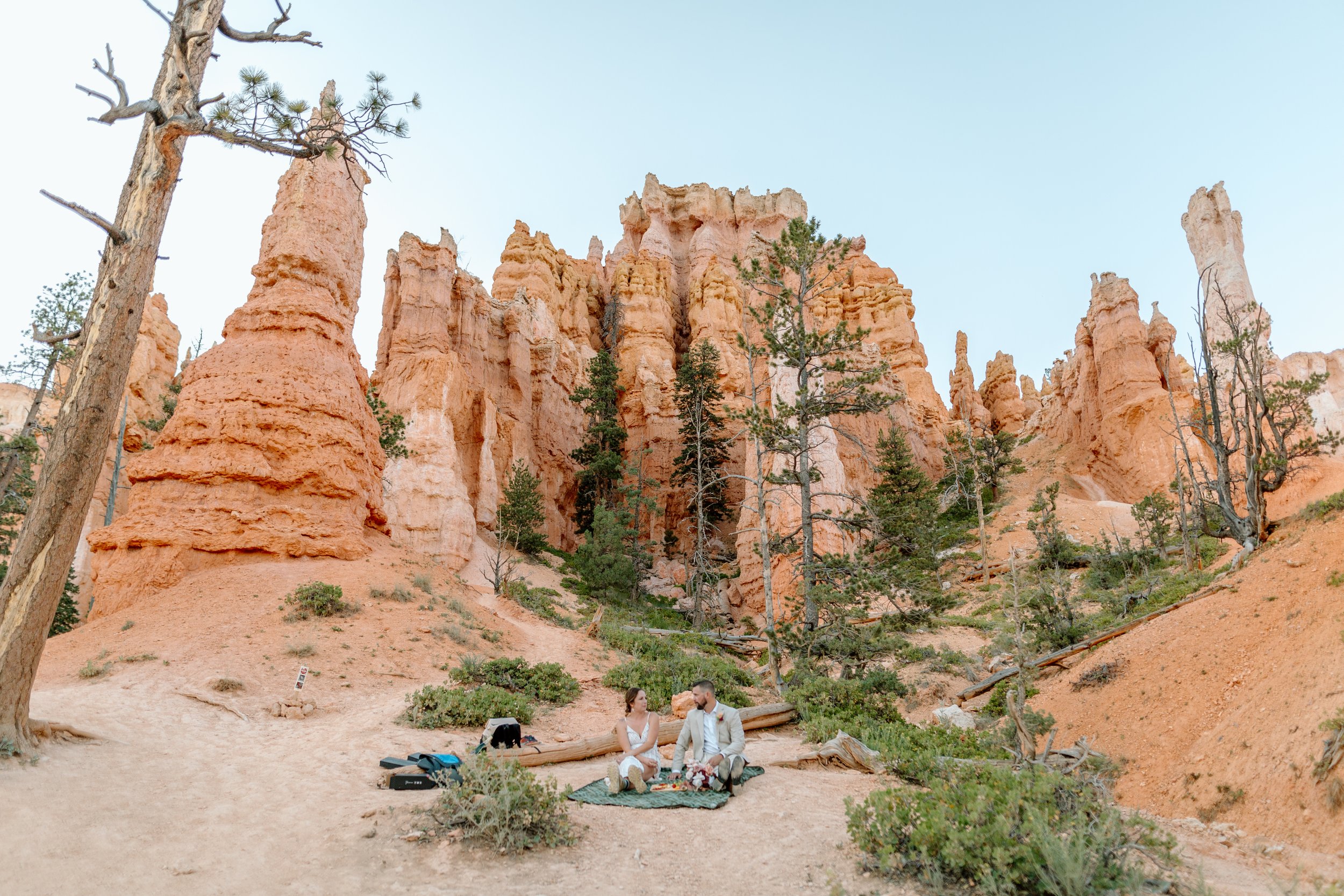  utah elopement couple shares a picnic at bryce canyon national park 