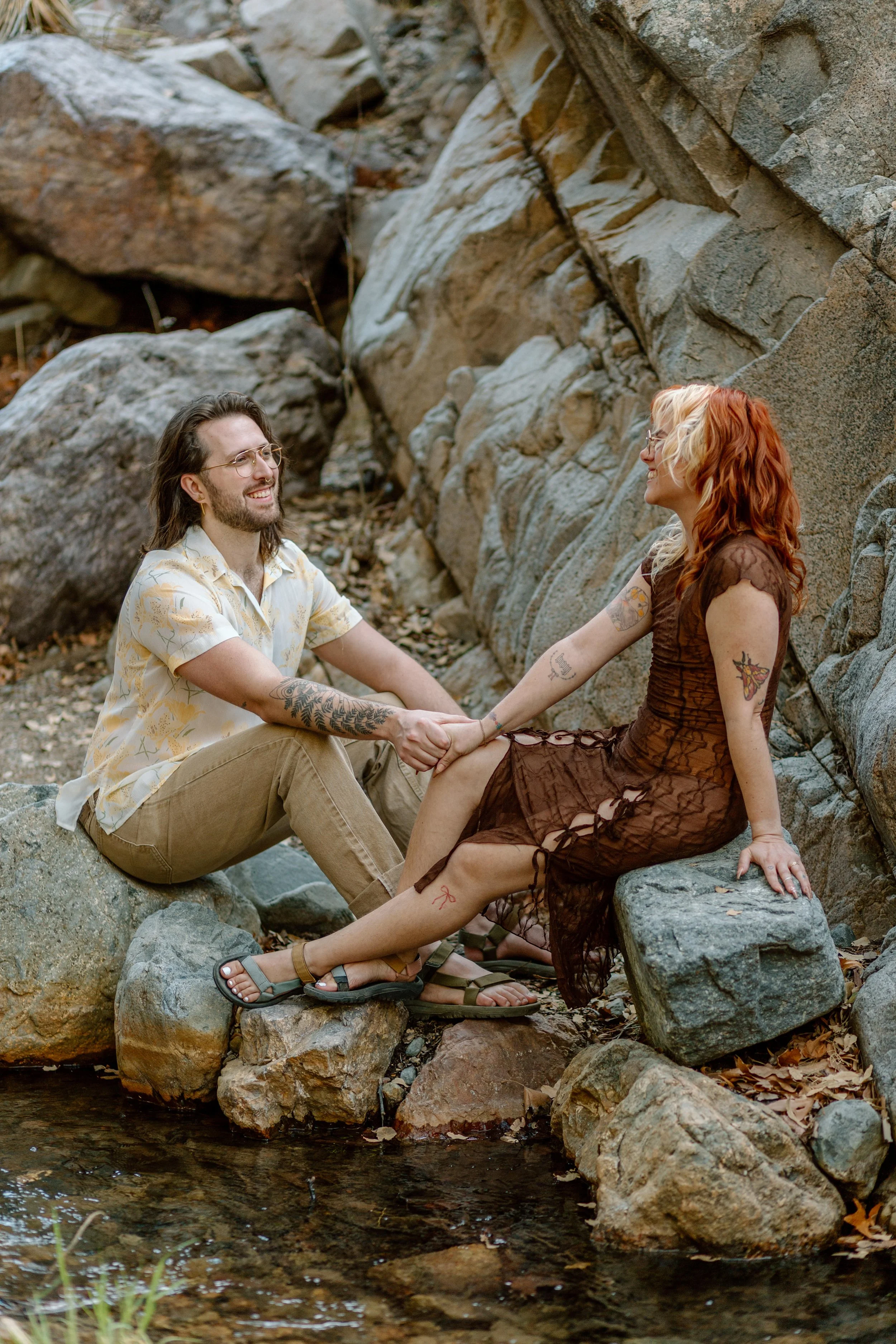  couple sitting on rocks and holding hands by Tucson enagement photographer 