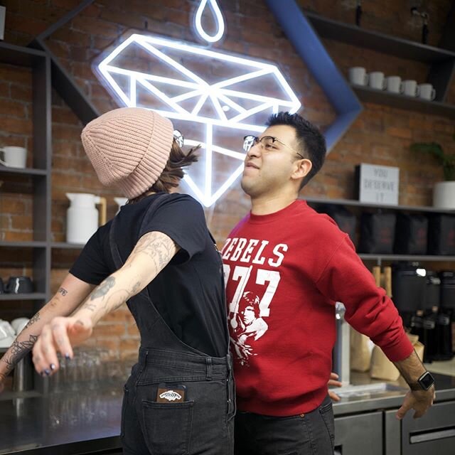 We&rsquo;re so stoked for Friday&rsquo;s❤️🙌🏼☕️ S/o to  #team392 : 
@idresstoimpress &amp; @edgar.j.ramirez for getting the vibes started! .
Get your #Fridaymotivation going &amp; don&rsquo;t forget to high five your local 392 team members🙌🏼
.
📸: