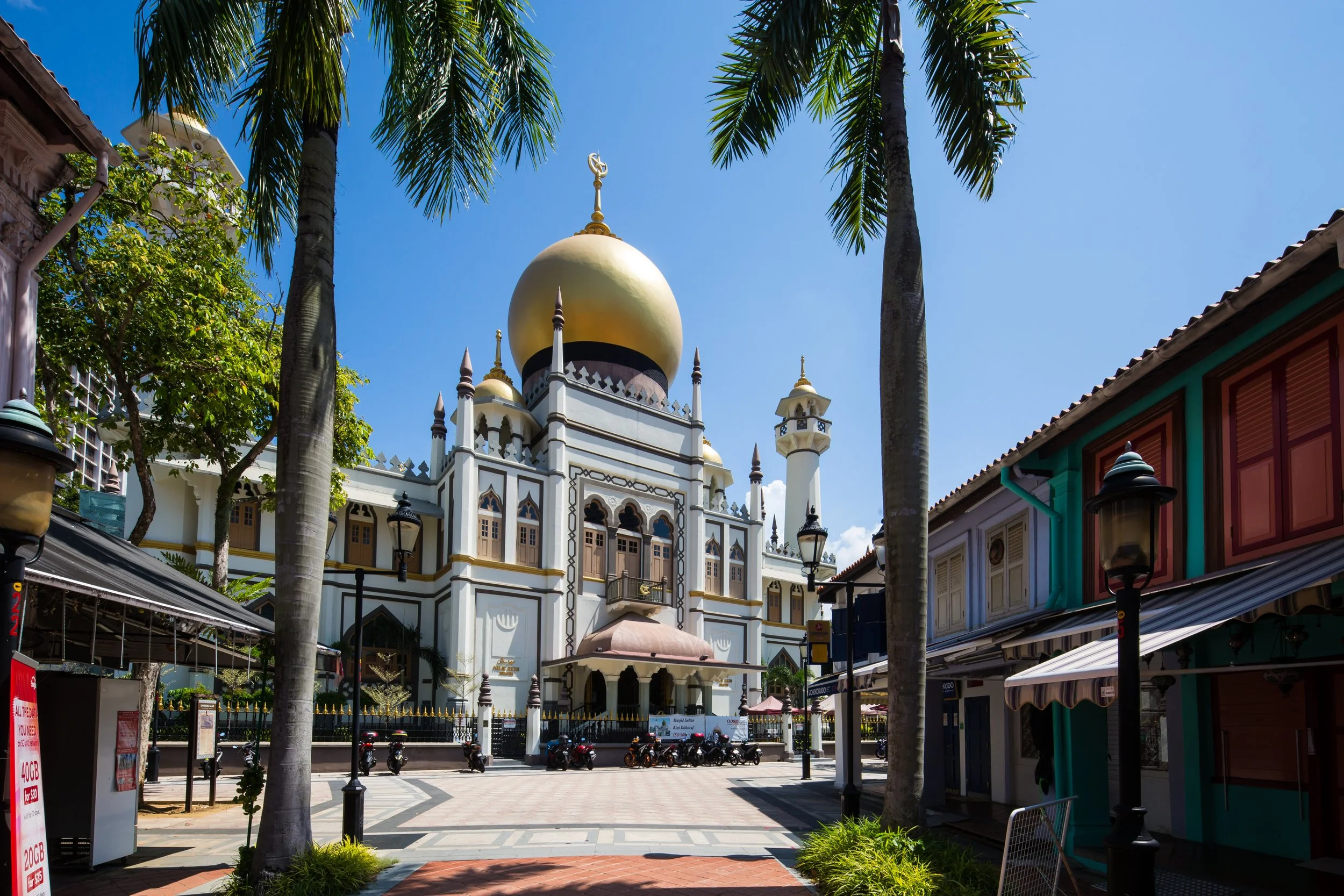At Kampong Gelam, Sultan Mosque is a popular destination for photo spot for the Korean, Japanese, Chinese travellers and more. Capture the majestic golden dome by booking Little India & Kampong Gelam Photography Private Tour.