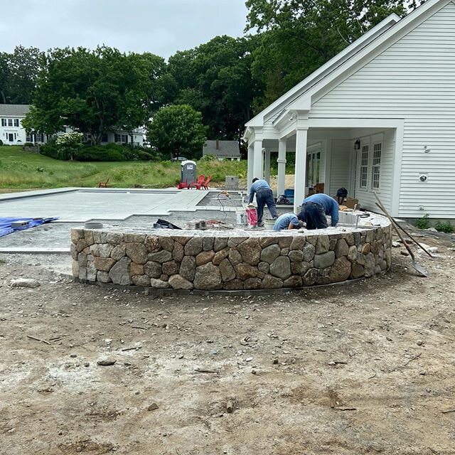 Thin veneer going down on our Sherborn project with @dslandarch 
Thanks to @stonesourcer and @paversbyideal for providing beautiful materials 😎👊
#hardscape #welovewhatwedo